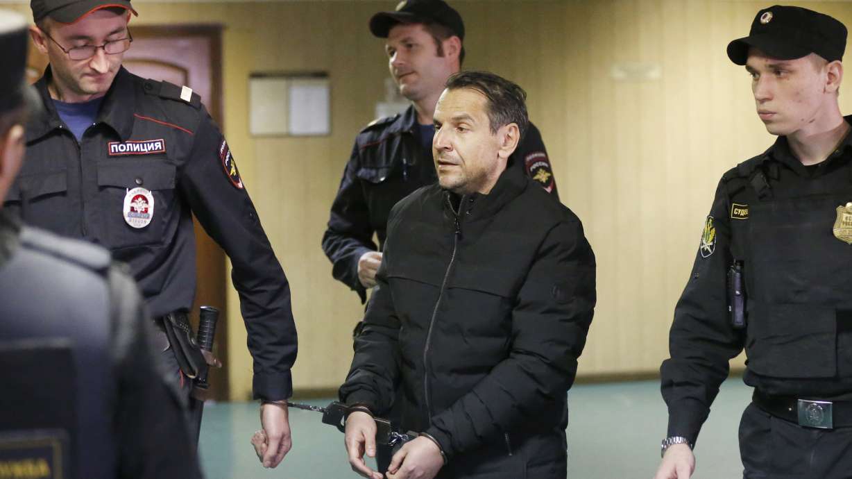 Russian editor says newspaper plans to arm its journalists