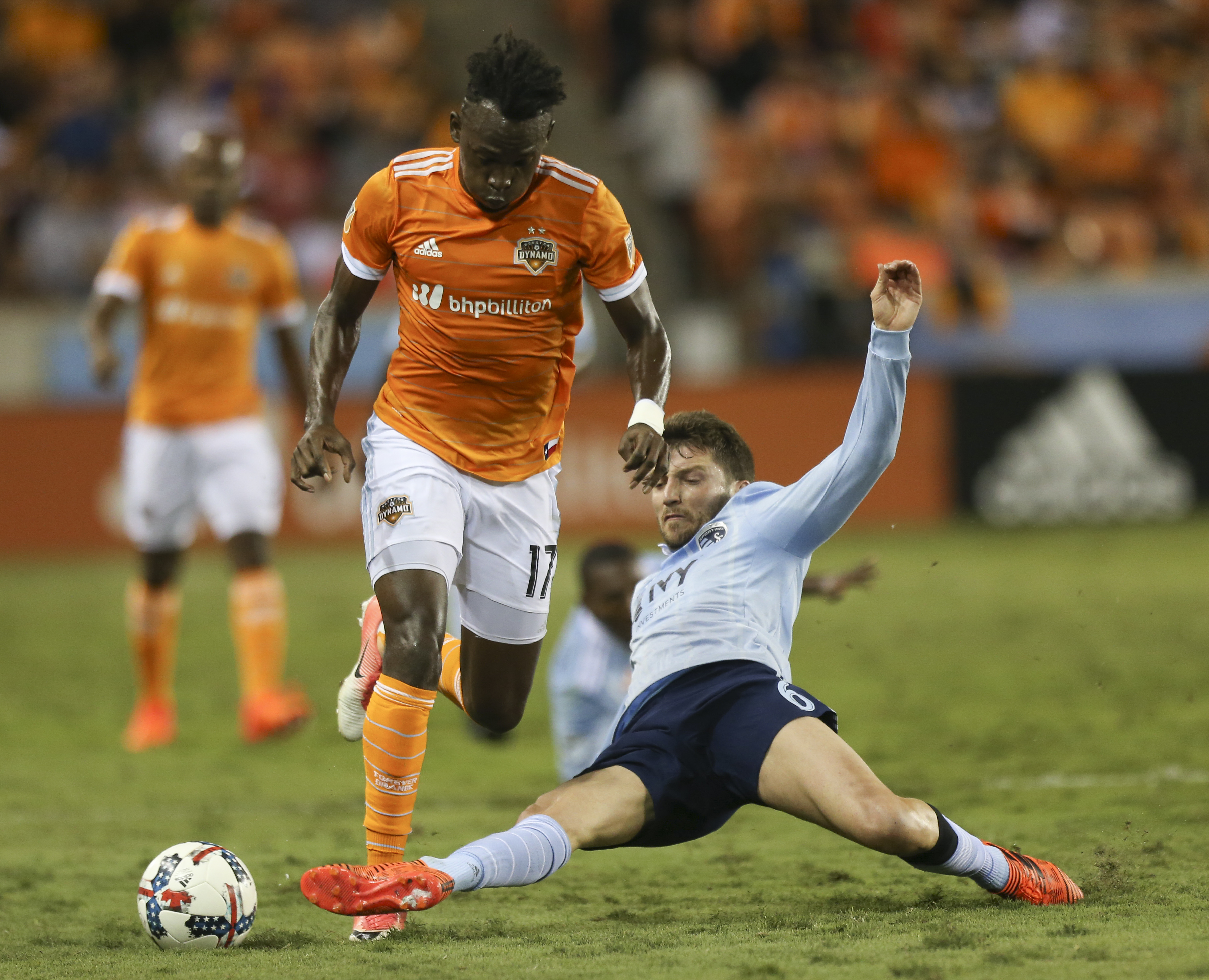 Elis scores in extra time, Dynamo top Sporting KC 1-0