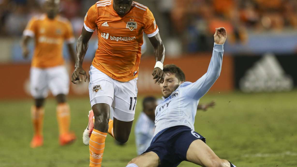Elis scores in extra time, Dynamo top Sporting KC 1-0