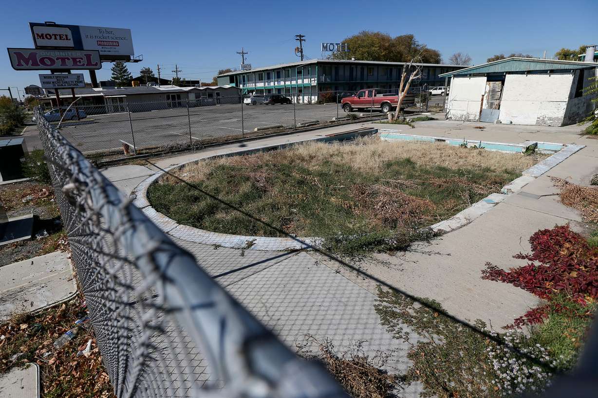 A swimming pool is overgrown with brush at the Overniter Motel in Salt Lake City on Wednesday, Oct. 25, 2017. (Photo: Spenser Heaps, KSL)