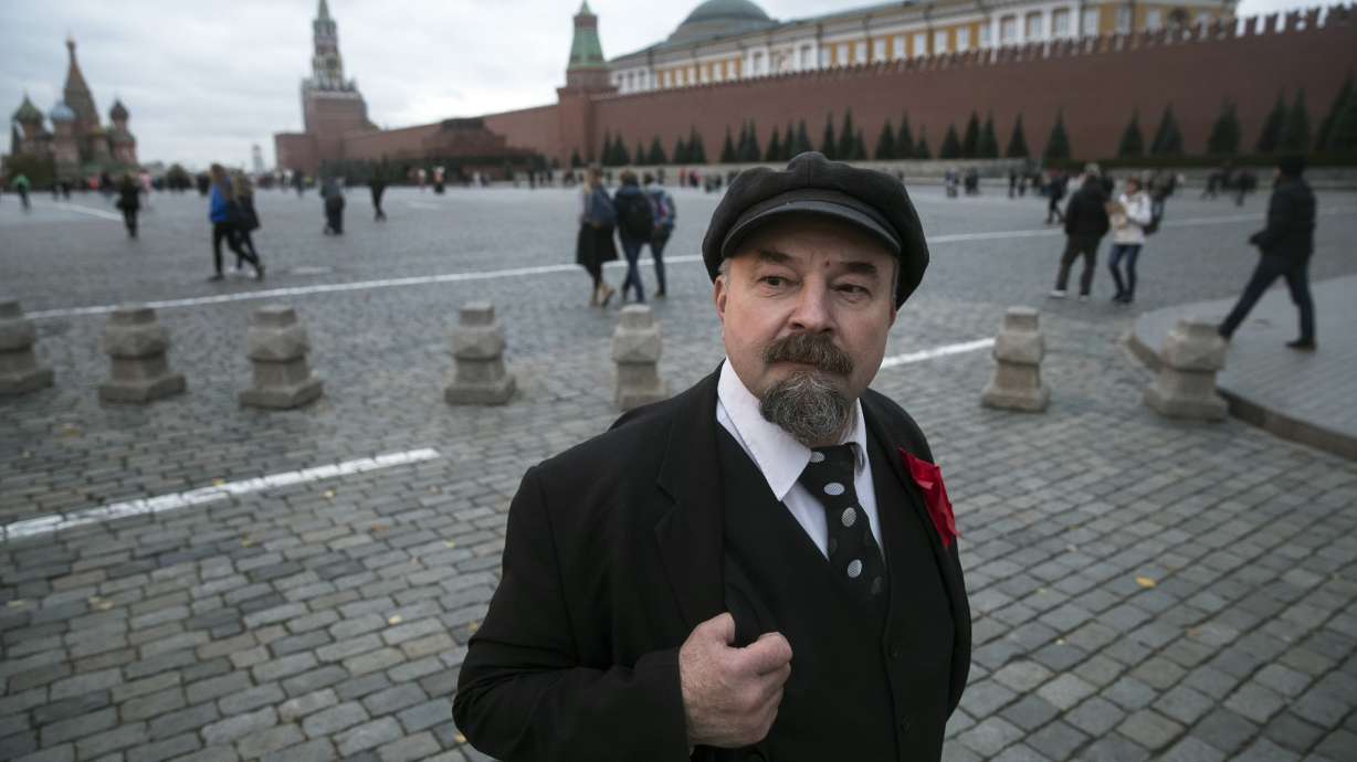 Lenin impersonator ekes out a living on edge of Red Square