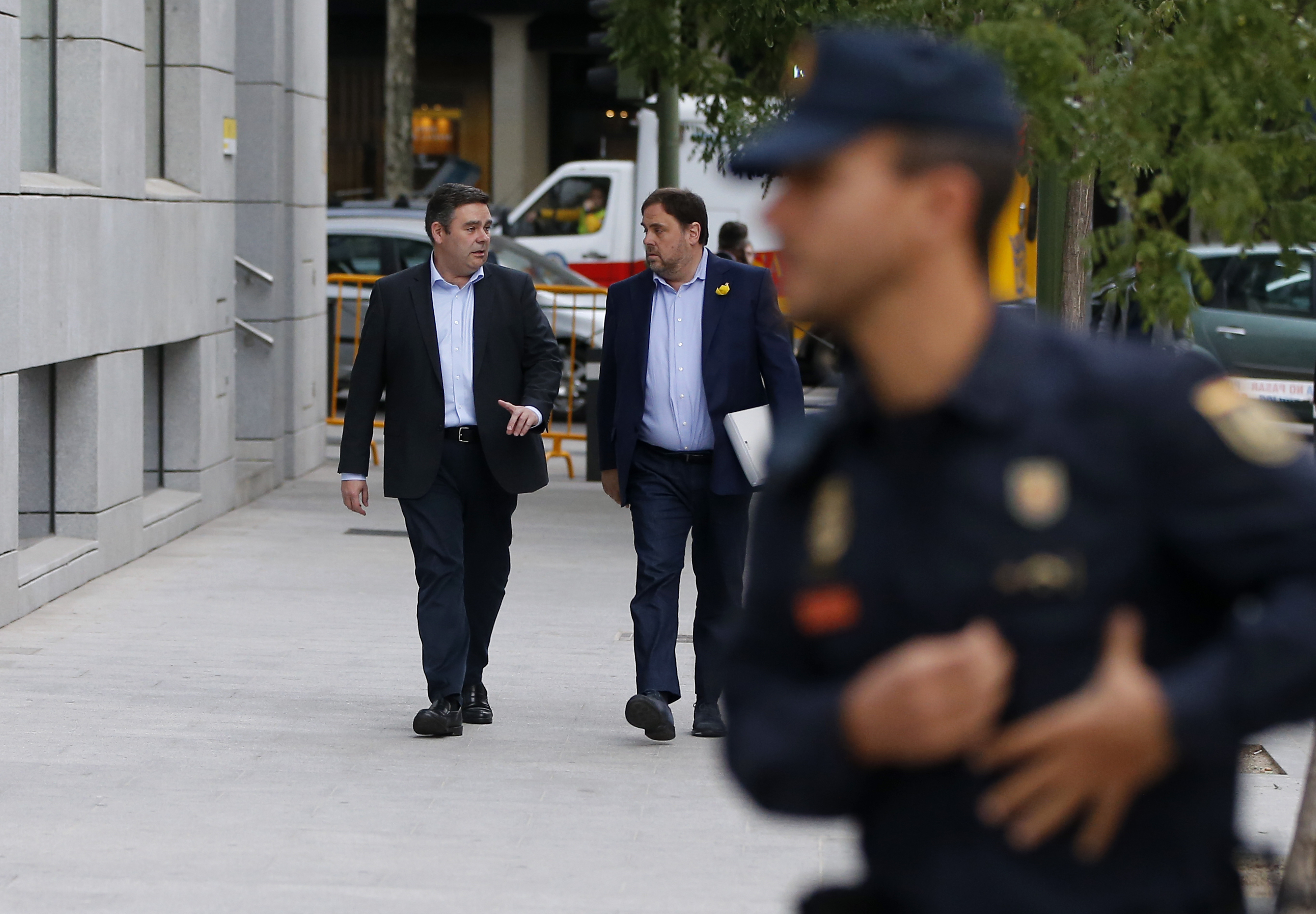 Spain judge jails Catalan ministers, mulls leader's arrest
