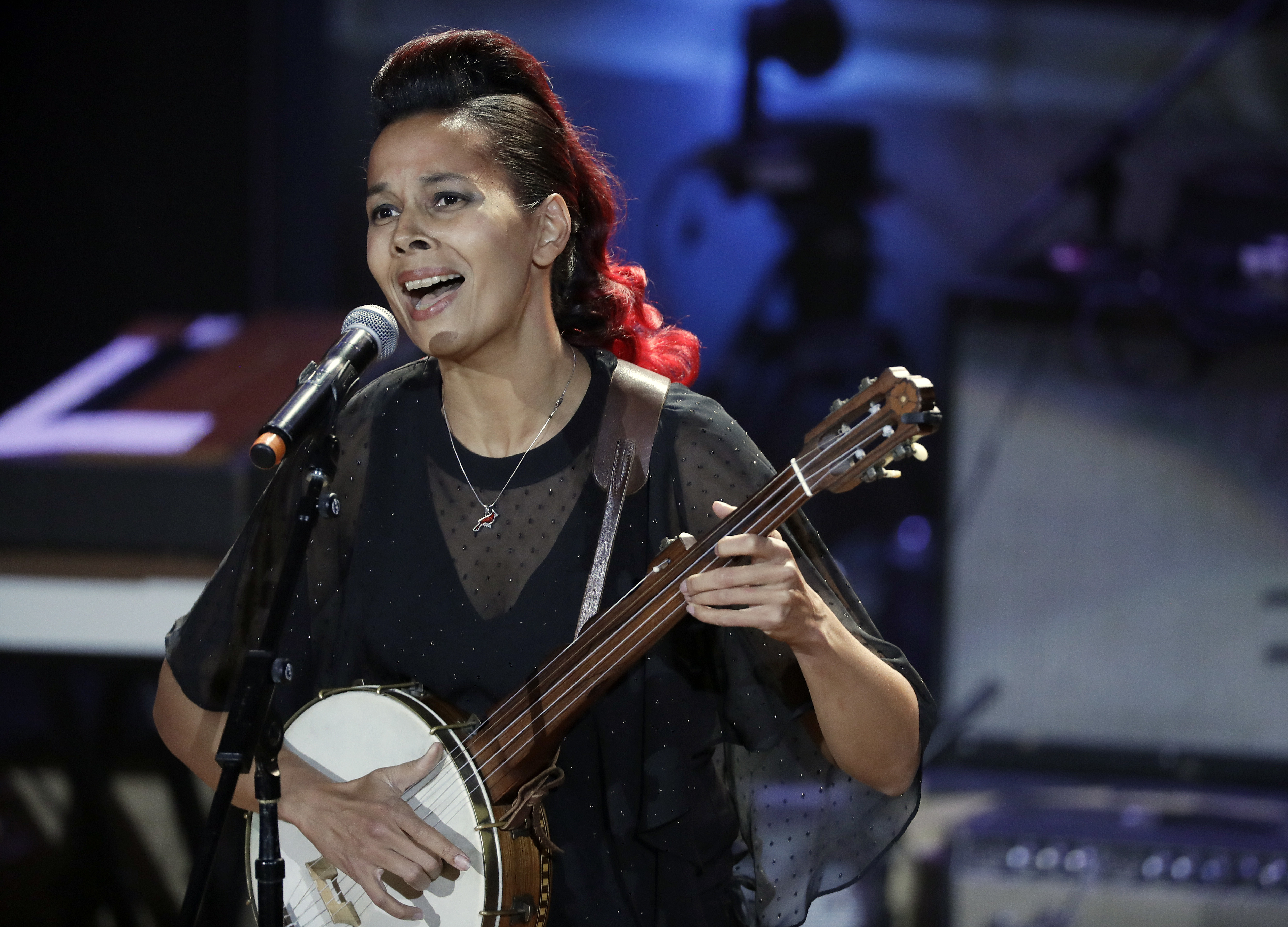 Singer, fiddler Rhiannon Giddens: Crossing musical divides