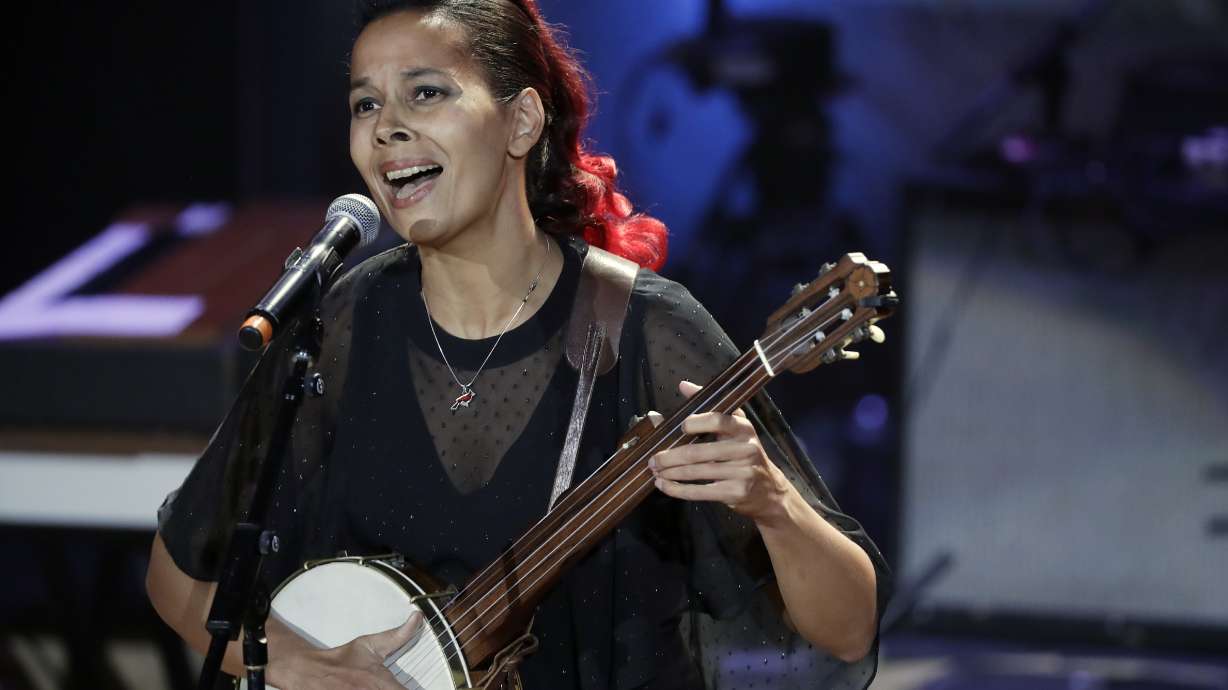 Singer, fiddler Rhiannon Giddens: Crossing musical divides