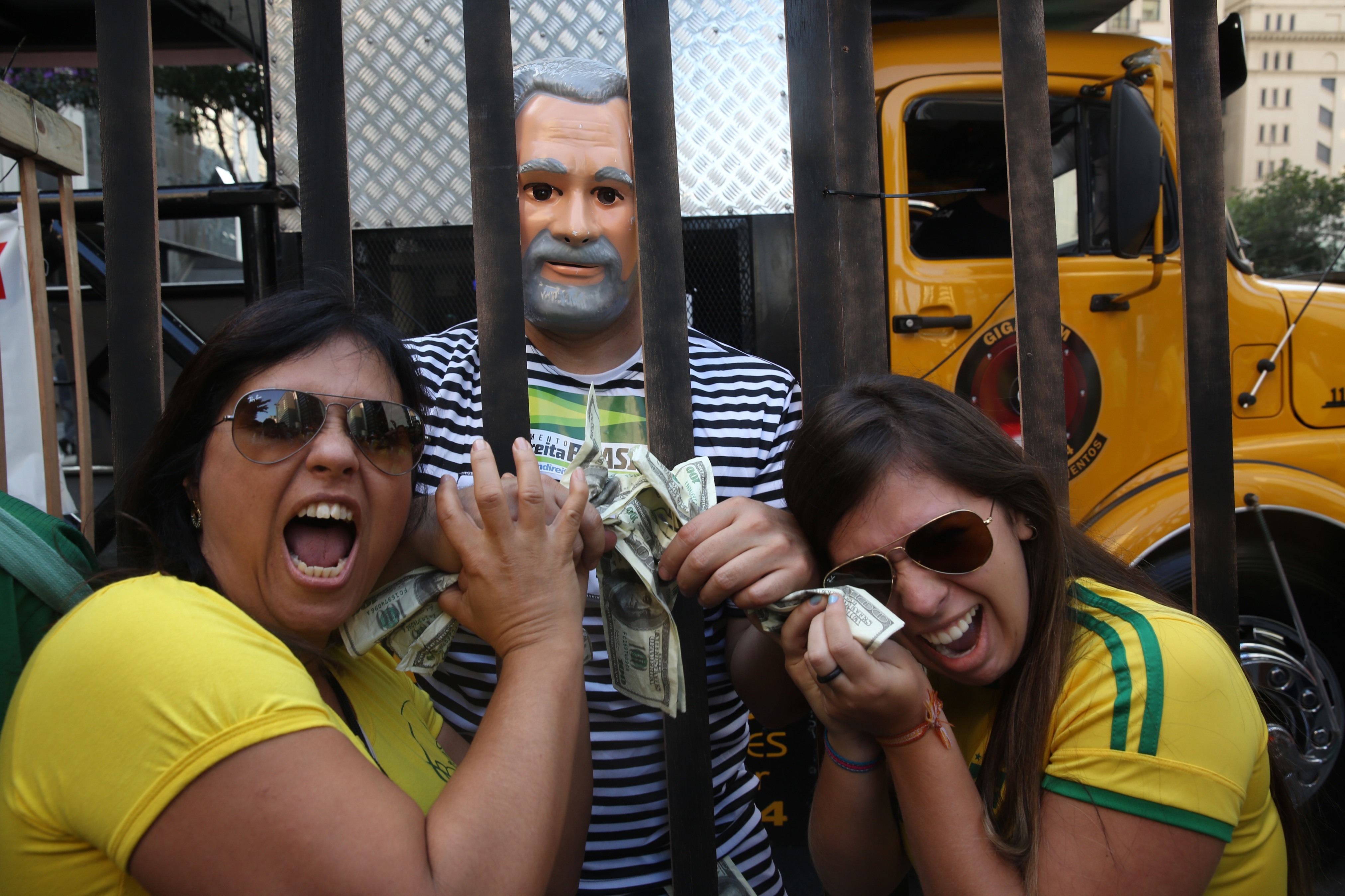 Brazil: Divided over wanting ex-leader in office or jail