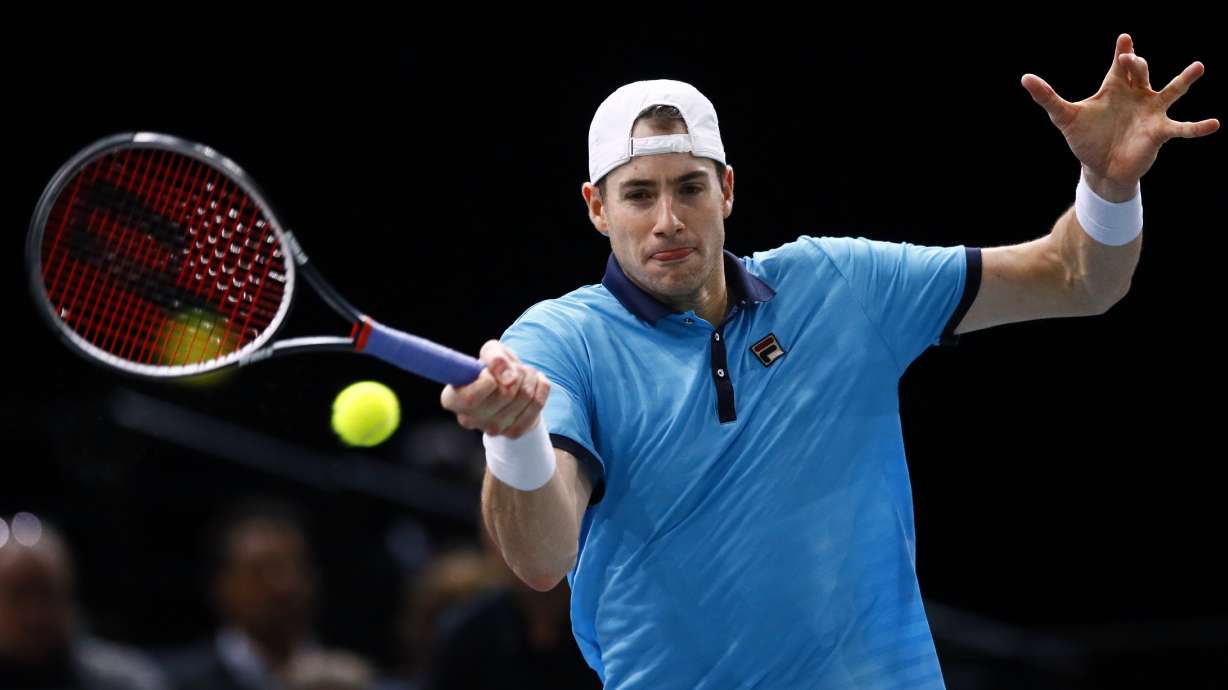 Isner beats del Potro to reach Paris semis, Nadal withdraws