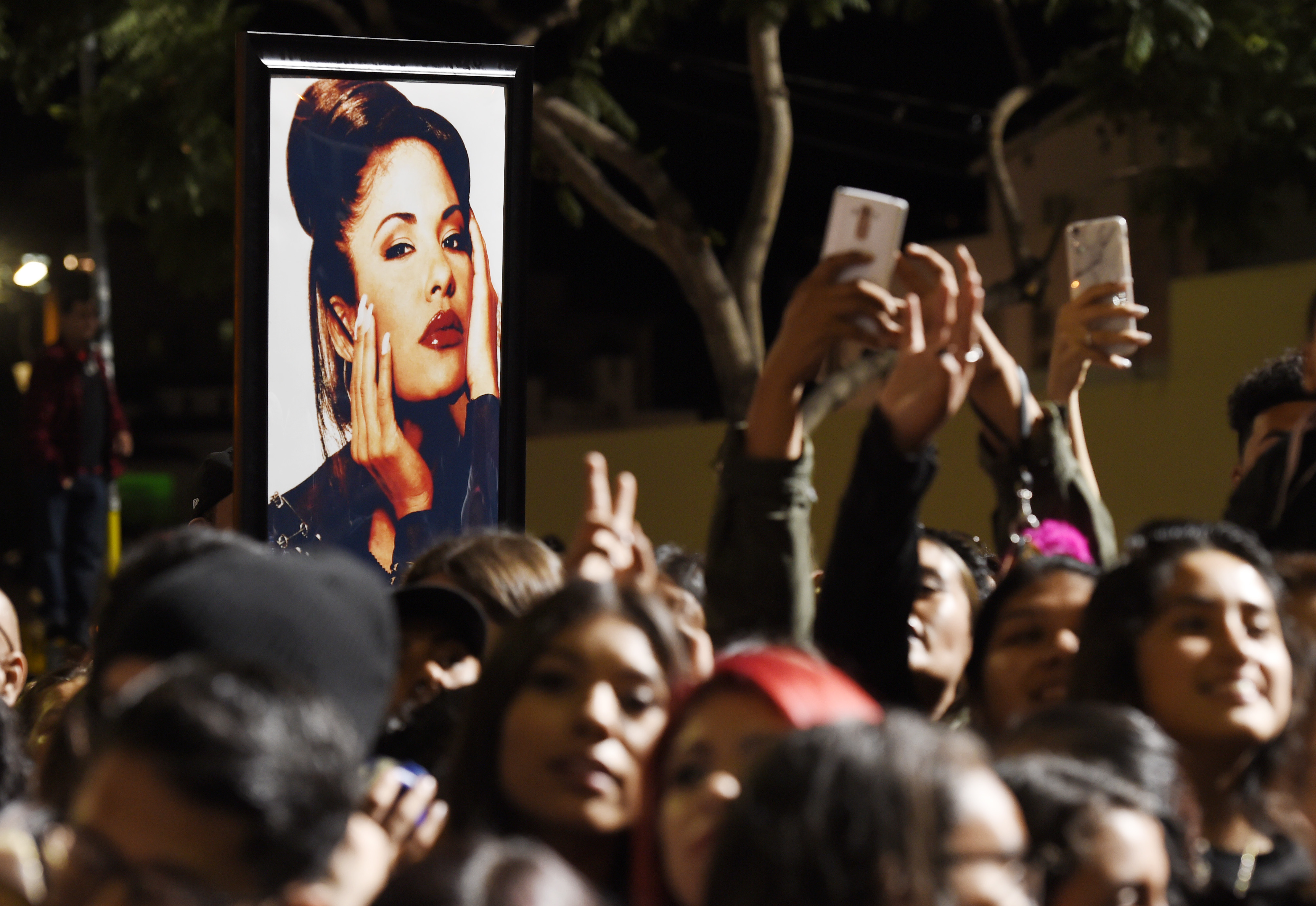Record crowd attends star ceremony for Latin icon Selena