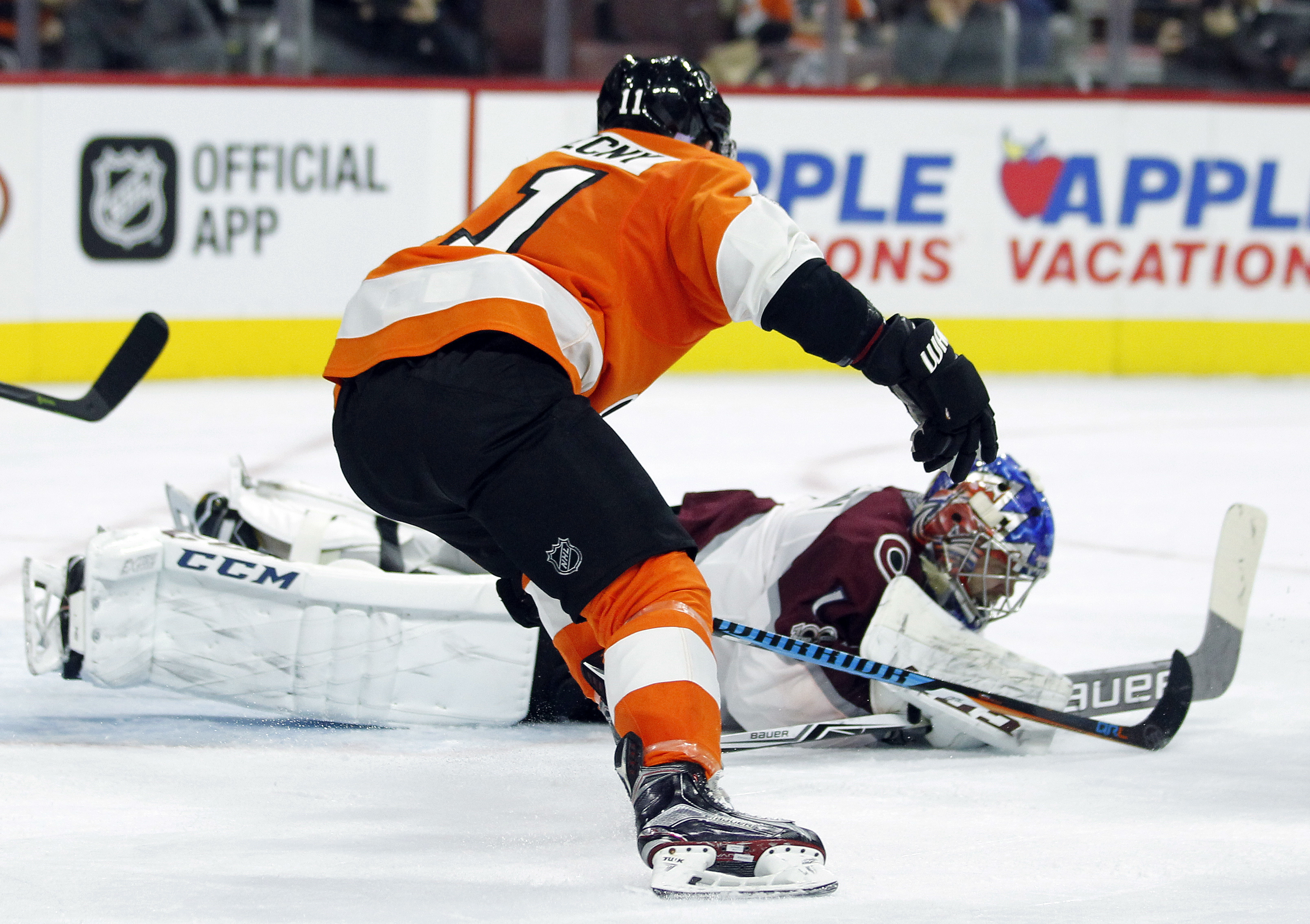 Avalanche kick off long trip with 5-4 win over Flyers
