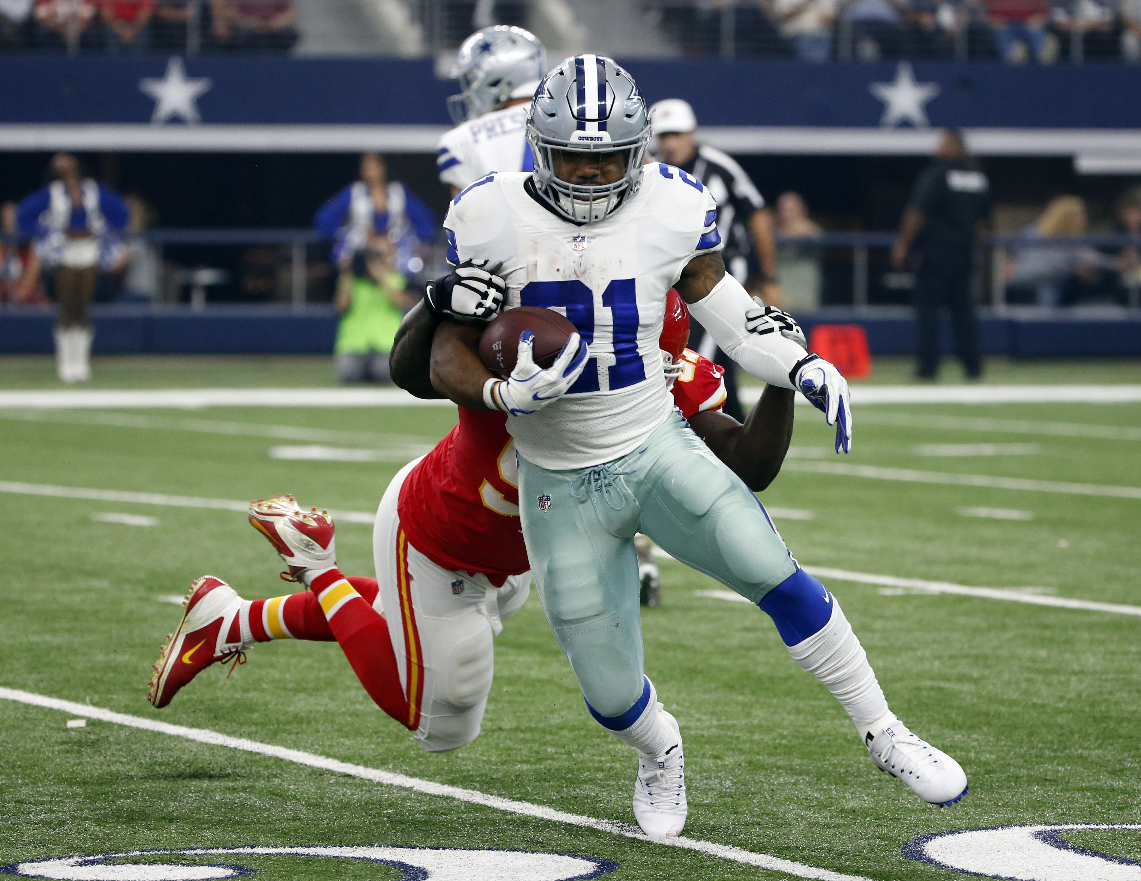 Elliott, Cowboys top improbable Hill TD to beat Chiefs 28-17
