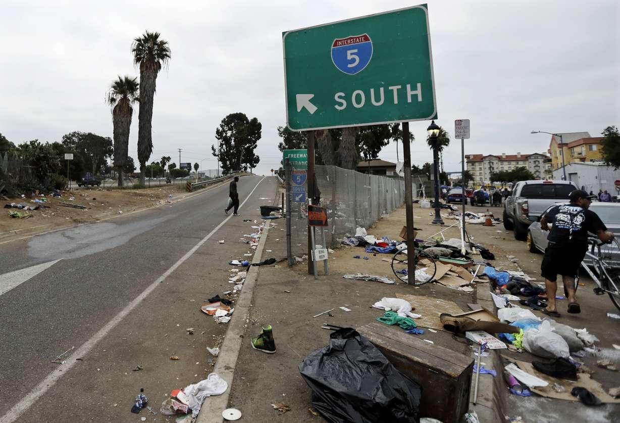 In this Sept. 19, 2017 photo, trash from homeless encampments lines an entrance ramp for Interstate Highway 5 in San Diego. Photo: AP Photo