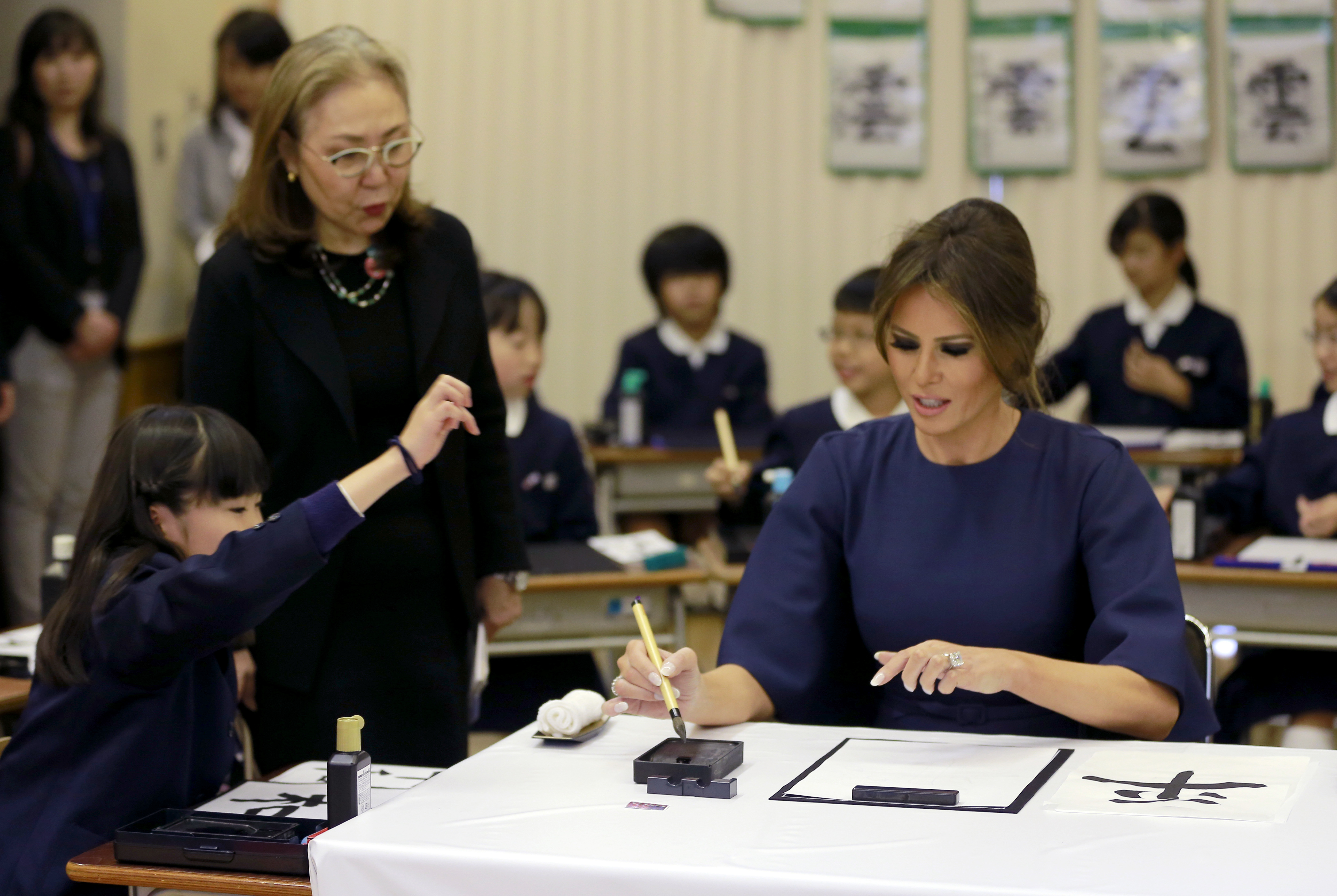 US first lady learns calligraphy at Japanese primary school
