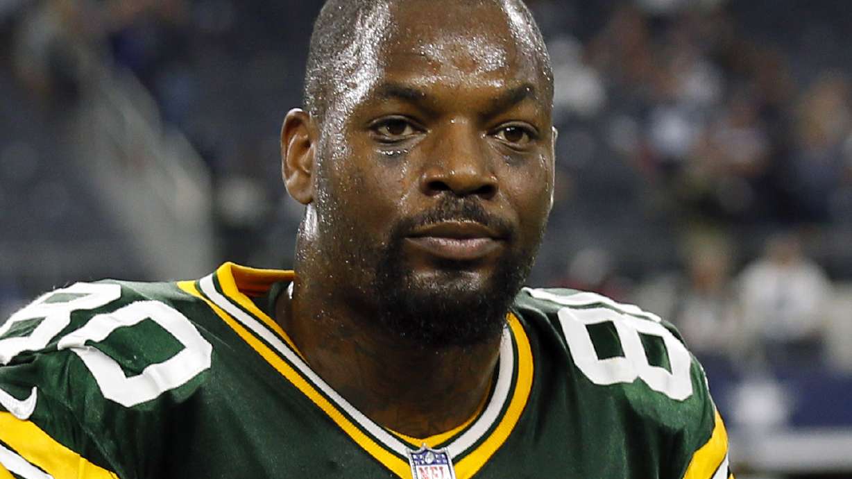 Packers waive TE Martellus Bennett, ending short tenure
