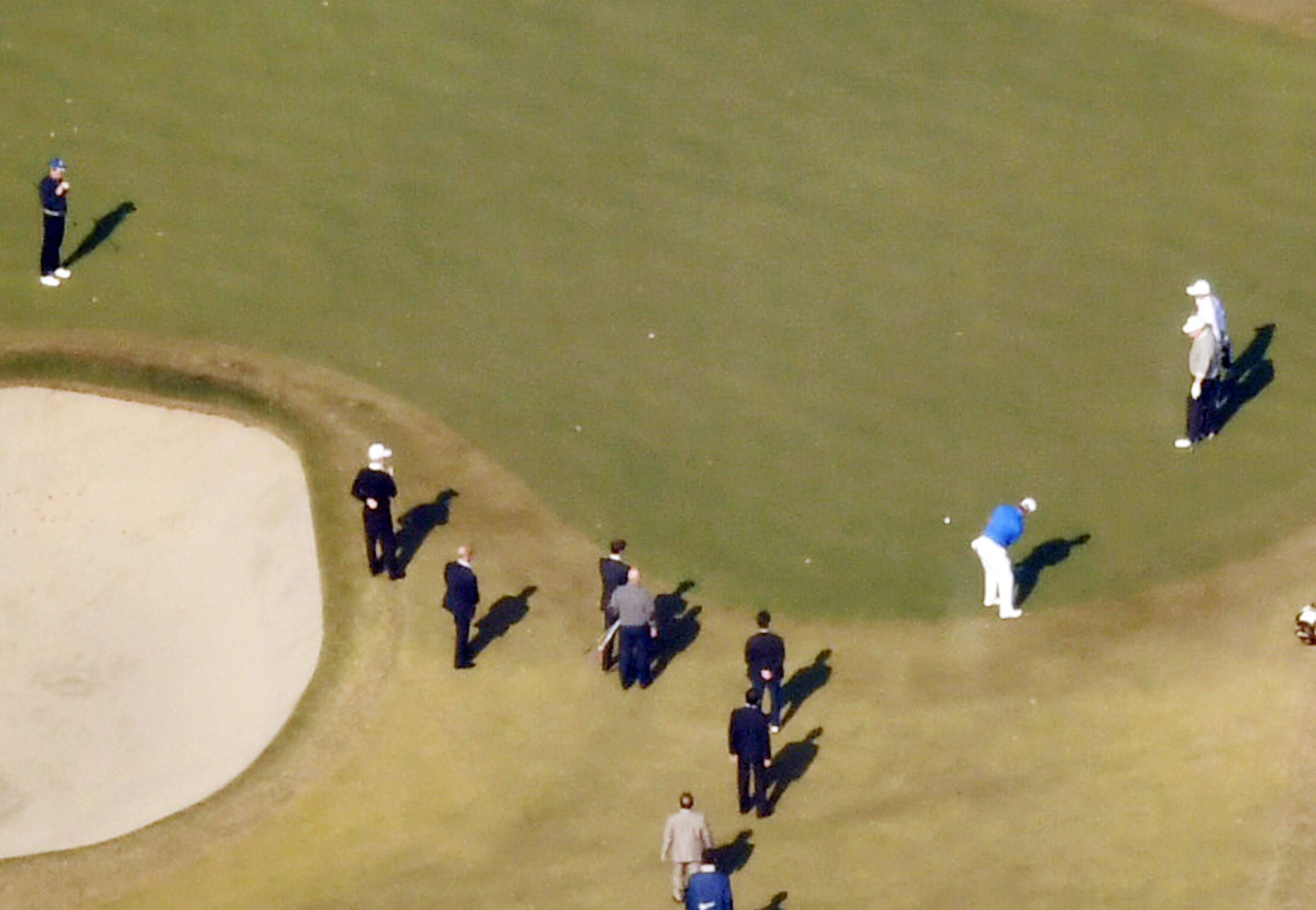 Trump unaware as Abe falls in bunker during golf game