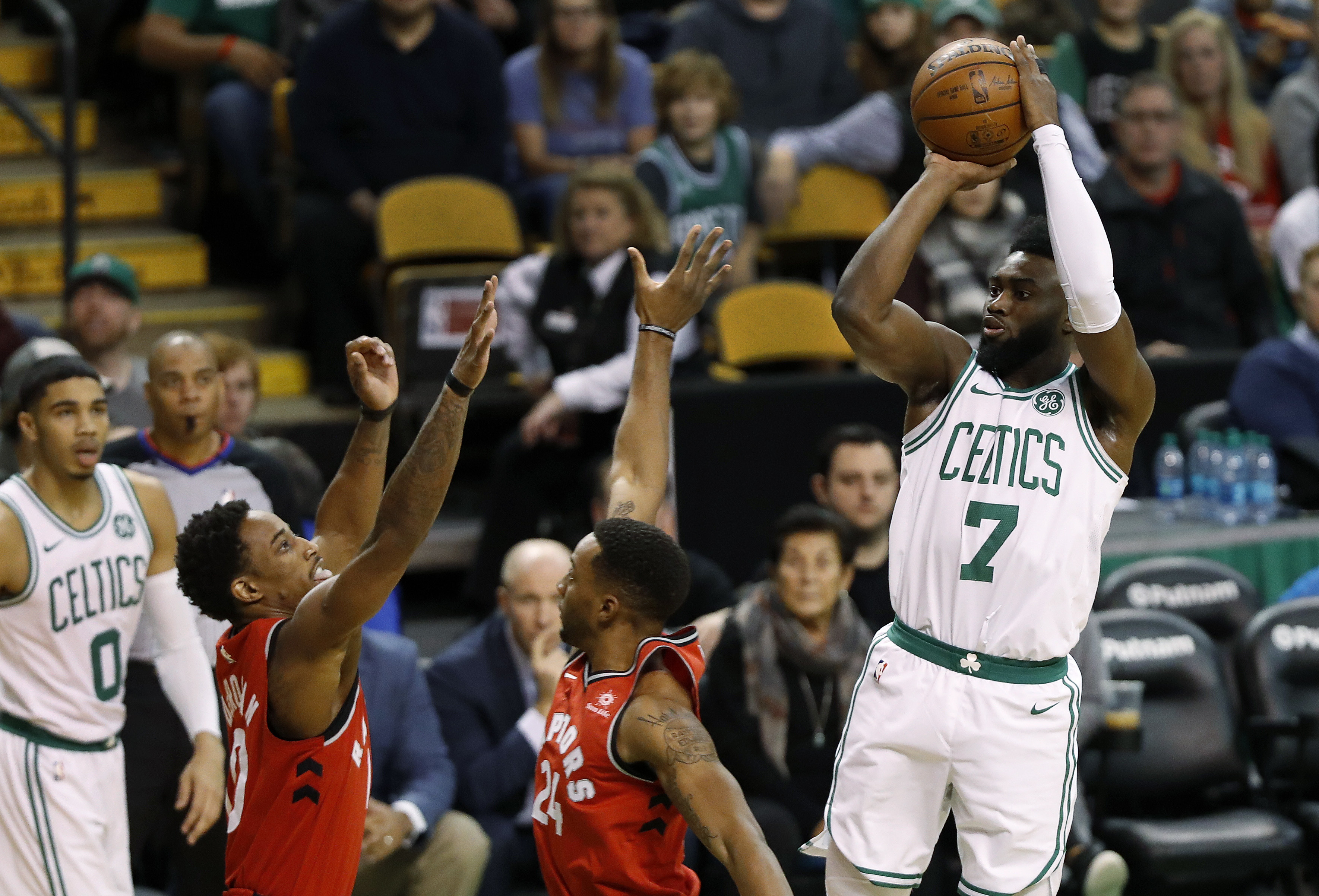 Celtics hold off Raptors 95-94 for 12th straight victory