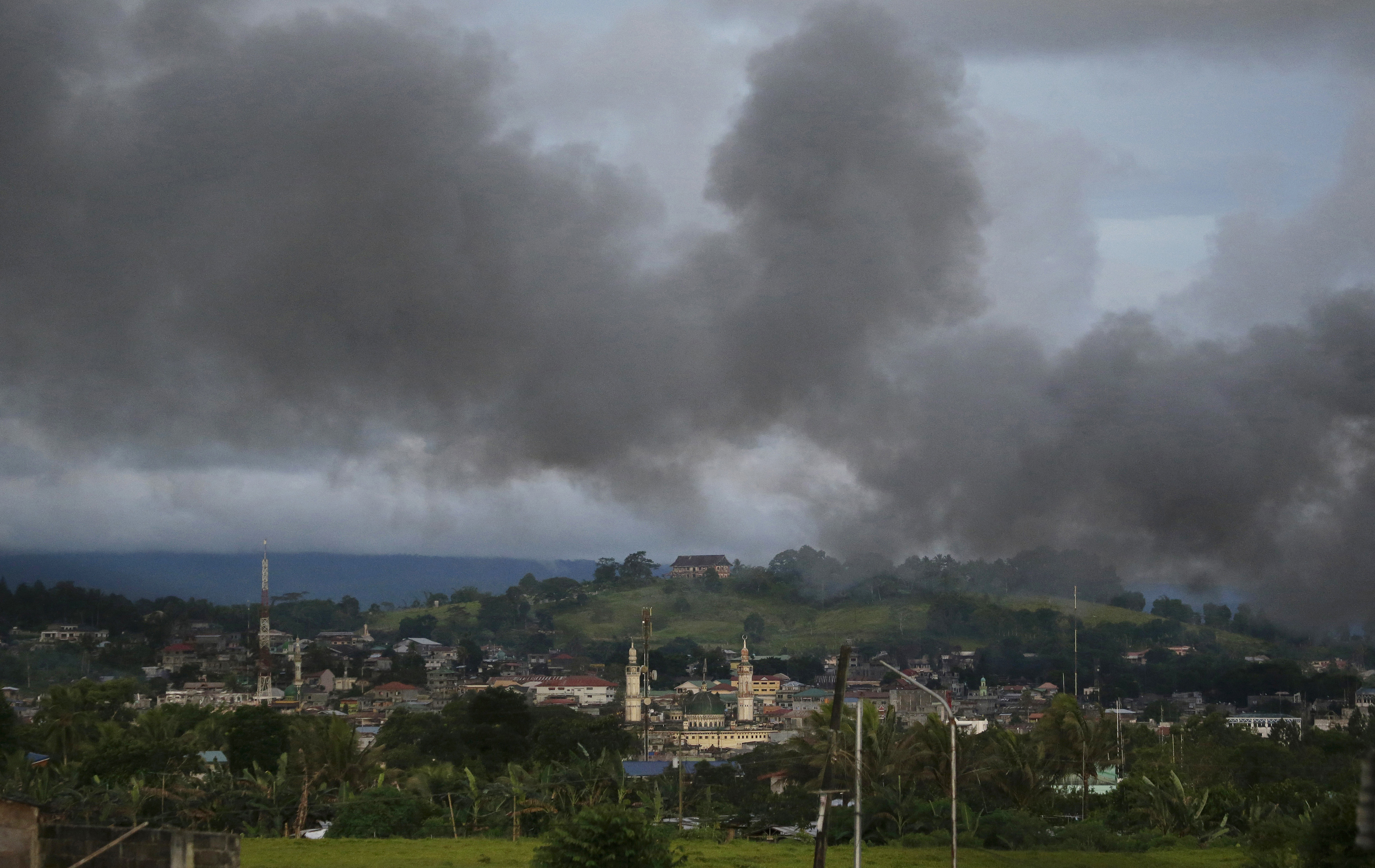 Rights group: Militants, troops violated law in Marawi siege