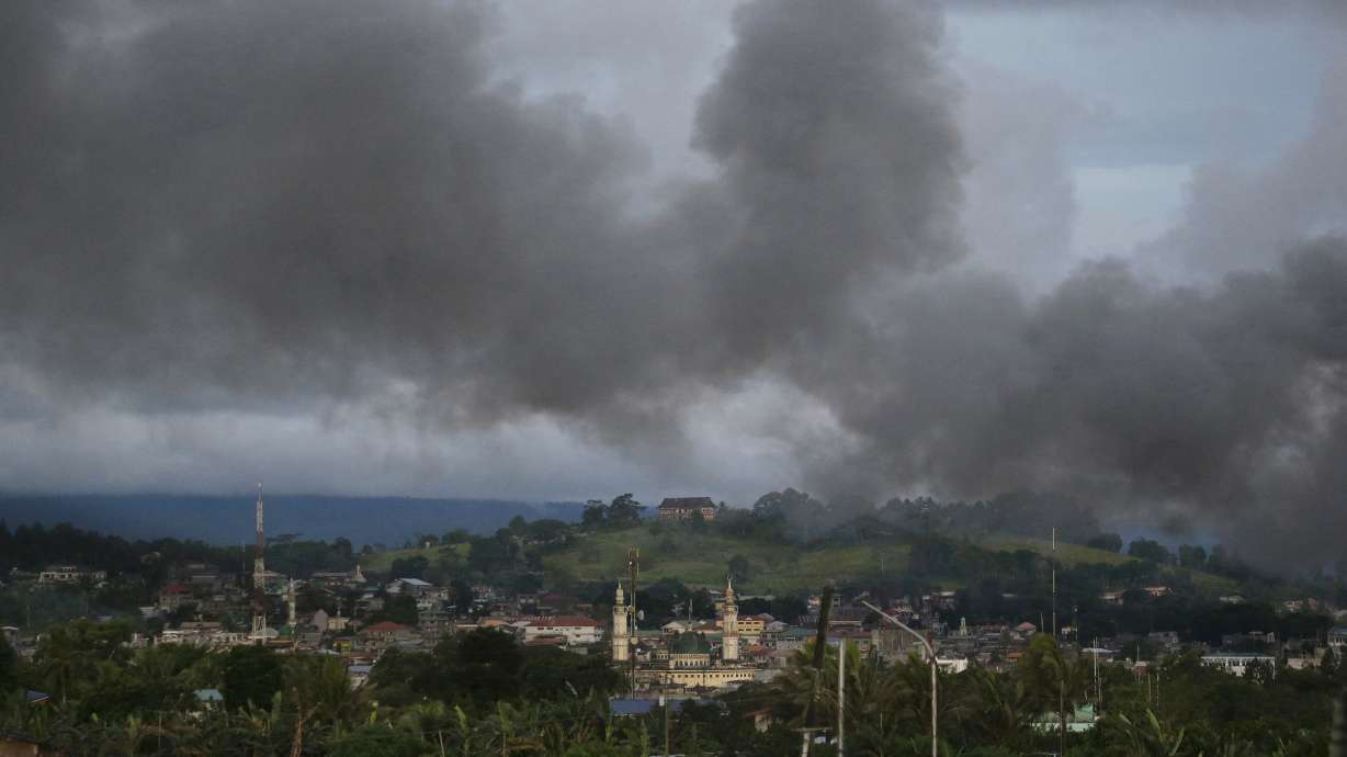 Rights group: Militants, troops violated law in Marawi siege