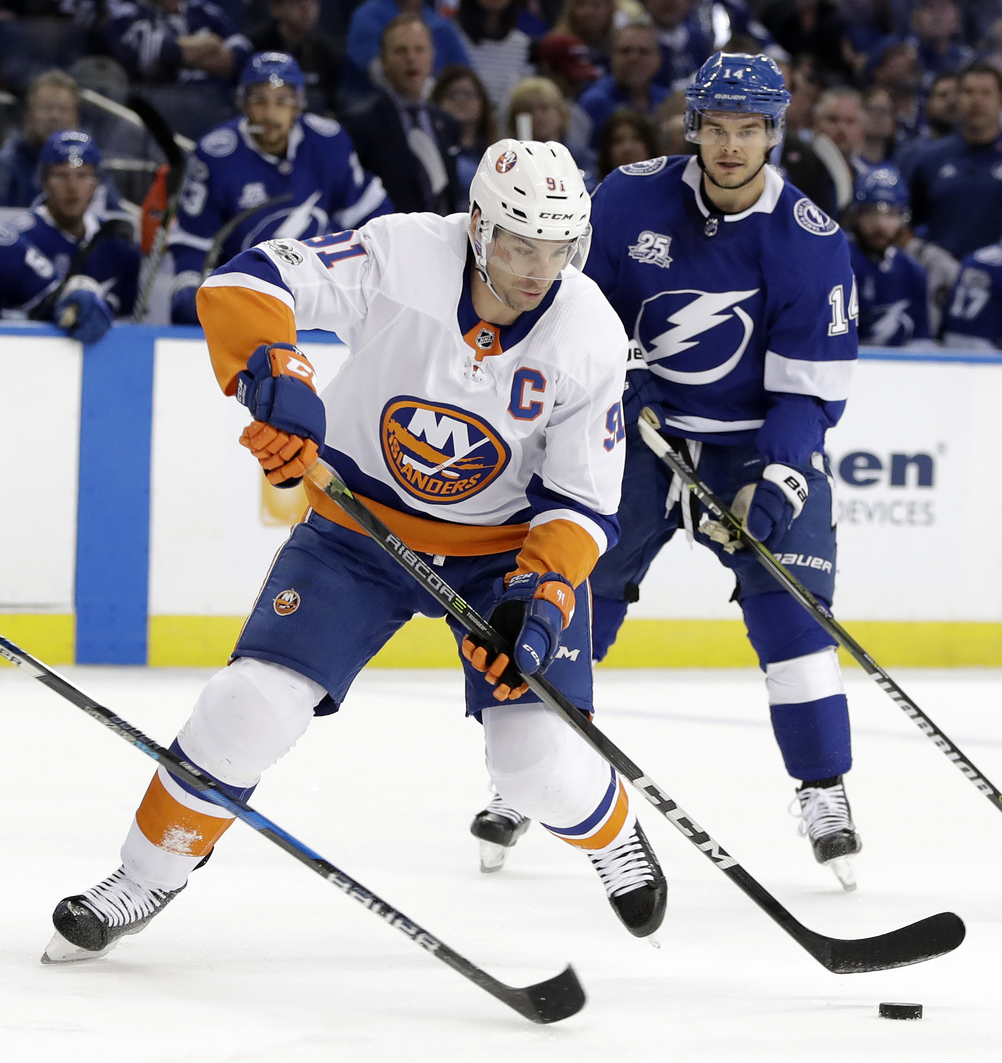 Lee scores 2 goals, Islanders beat Lightning 5-3