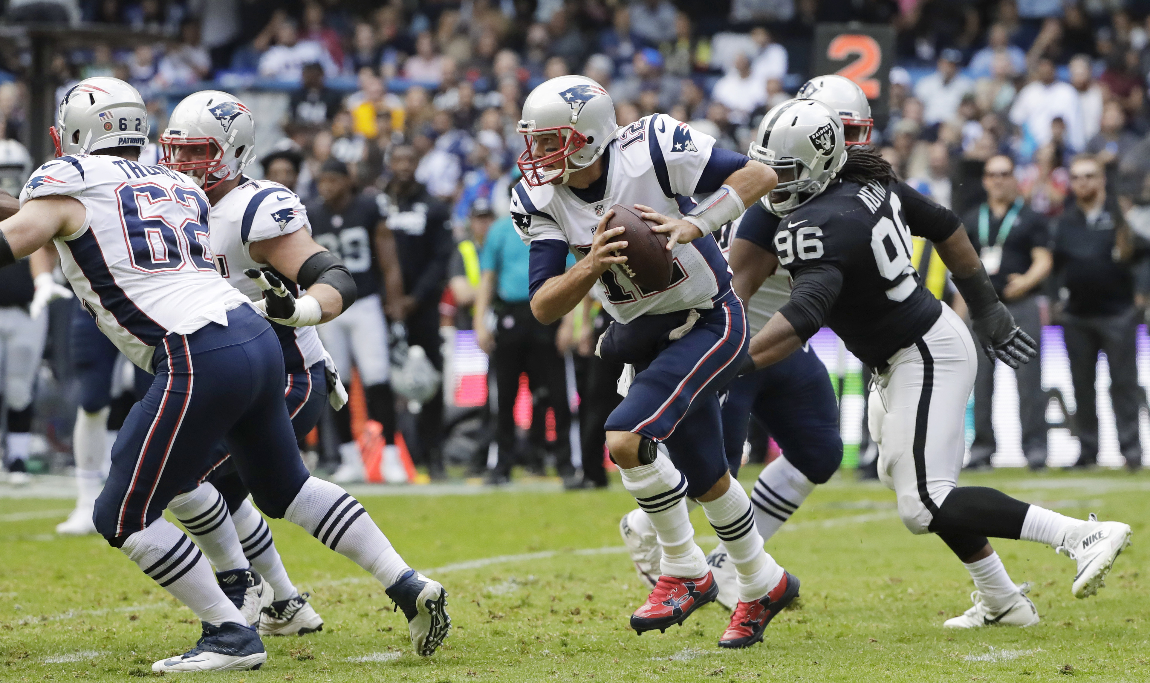 Brady, Patriots dominate Raiders 33-8 in Mexico City