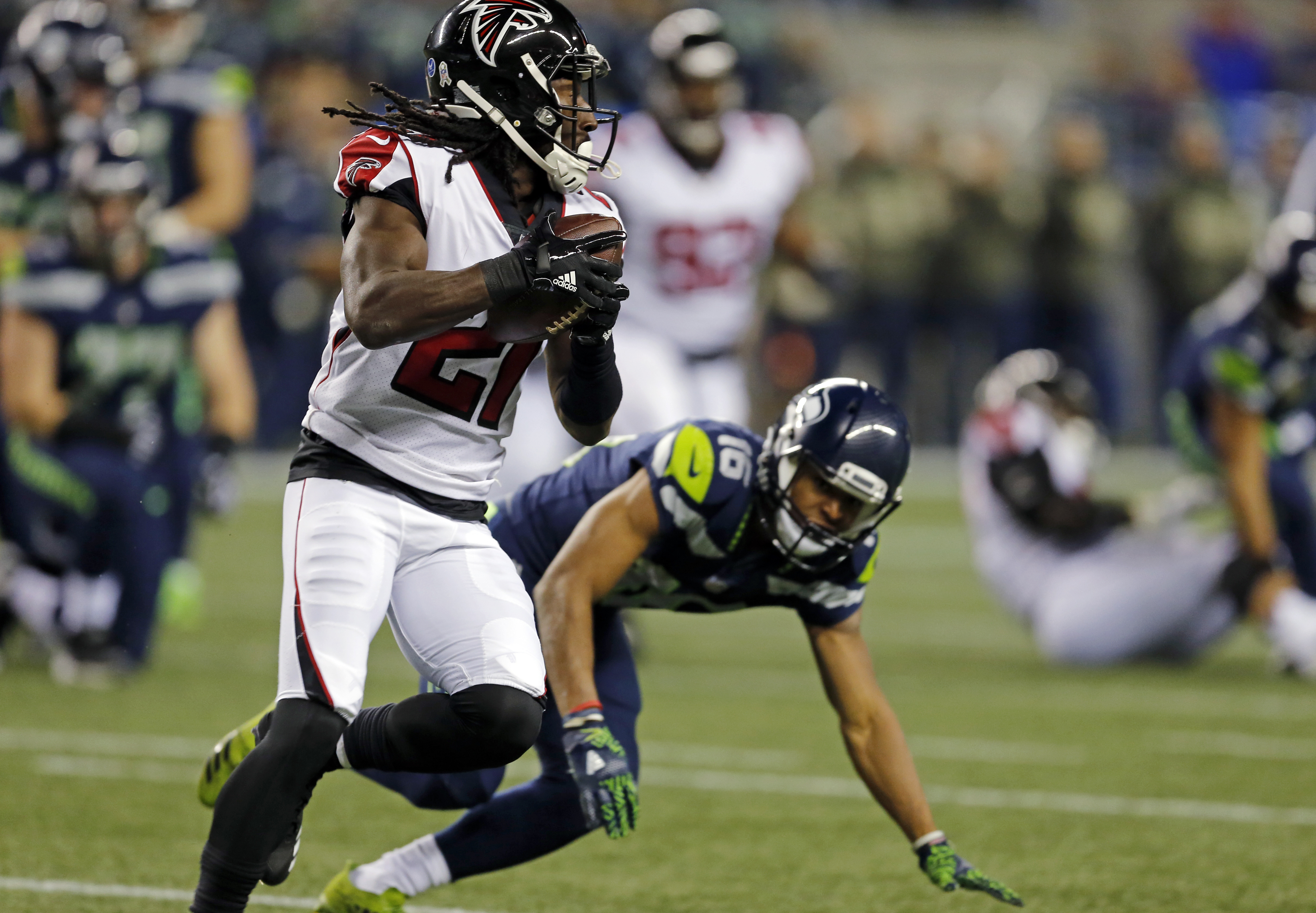 Ryan's 2 TD passes enough as Falcons hold off Seahawks 34-31