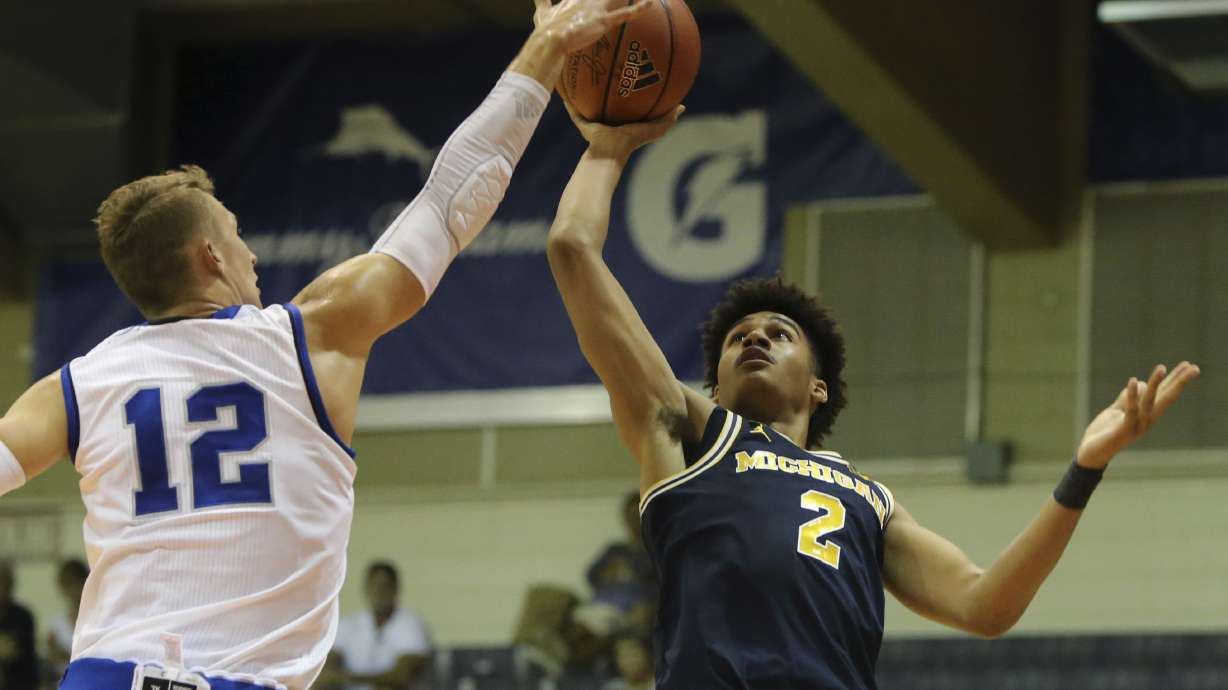 Michigan rolls over Chaminade 102-64 at Maui Invitational