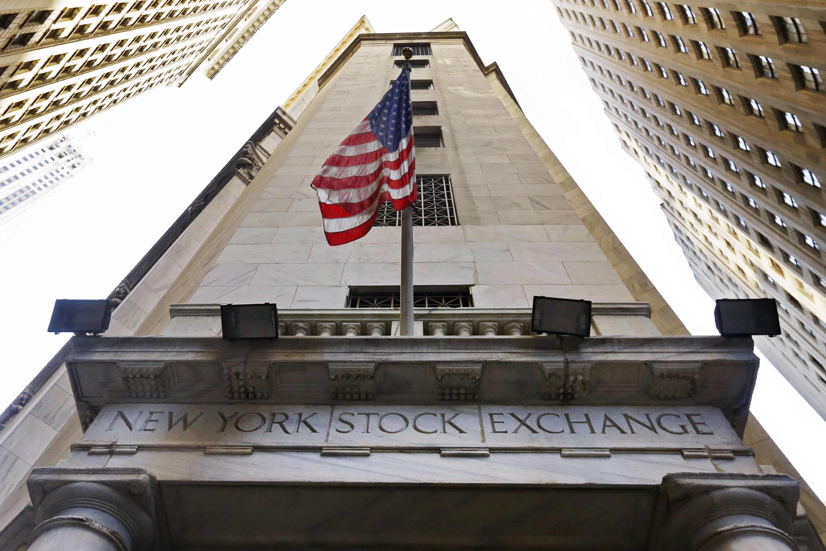 Asian stocks flat as Fed minutes show support for rate hike