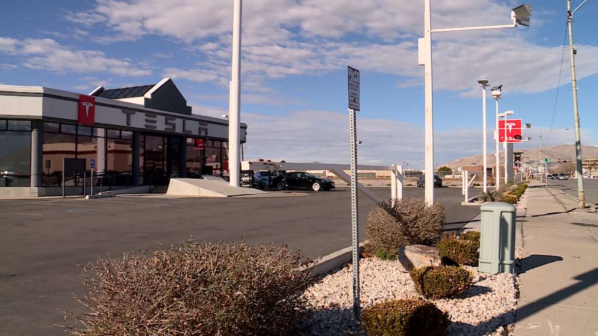 Tesla builds world' biggest battery in Australian Outback