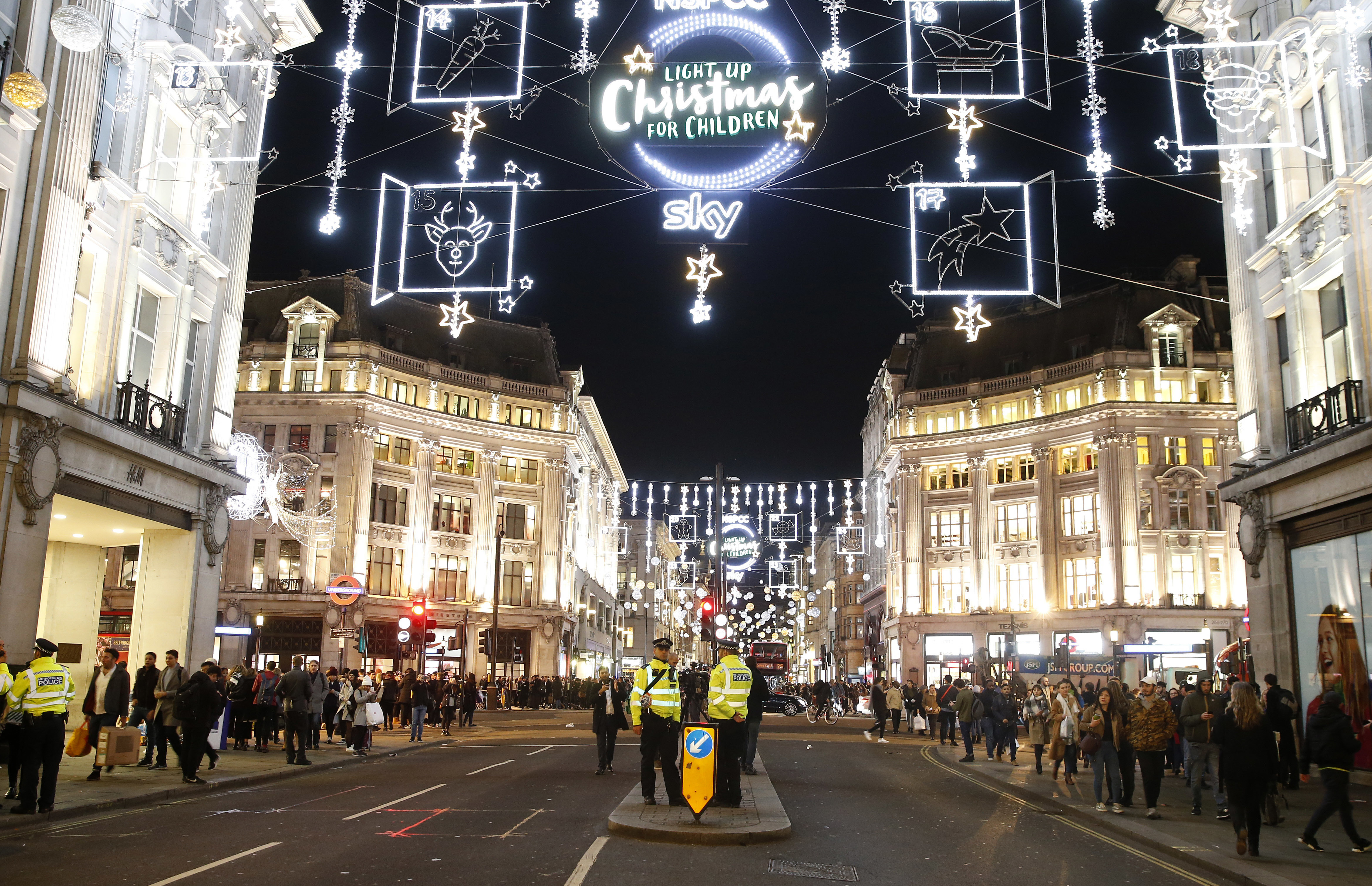 2 men questioned by UK police after panic in central London