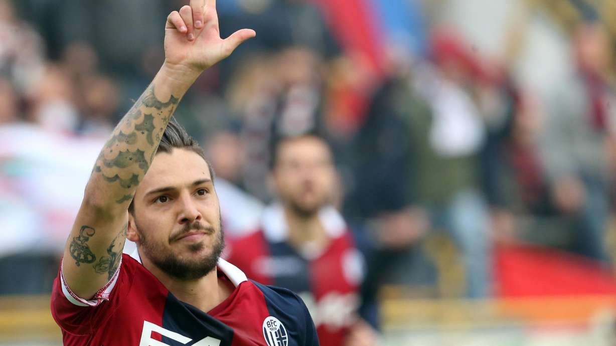 Icardi scores twice as Inter beats Cagliari 3-1 to go top