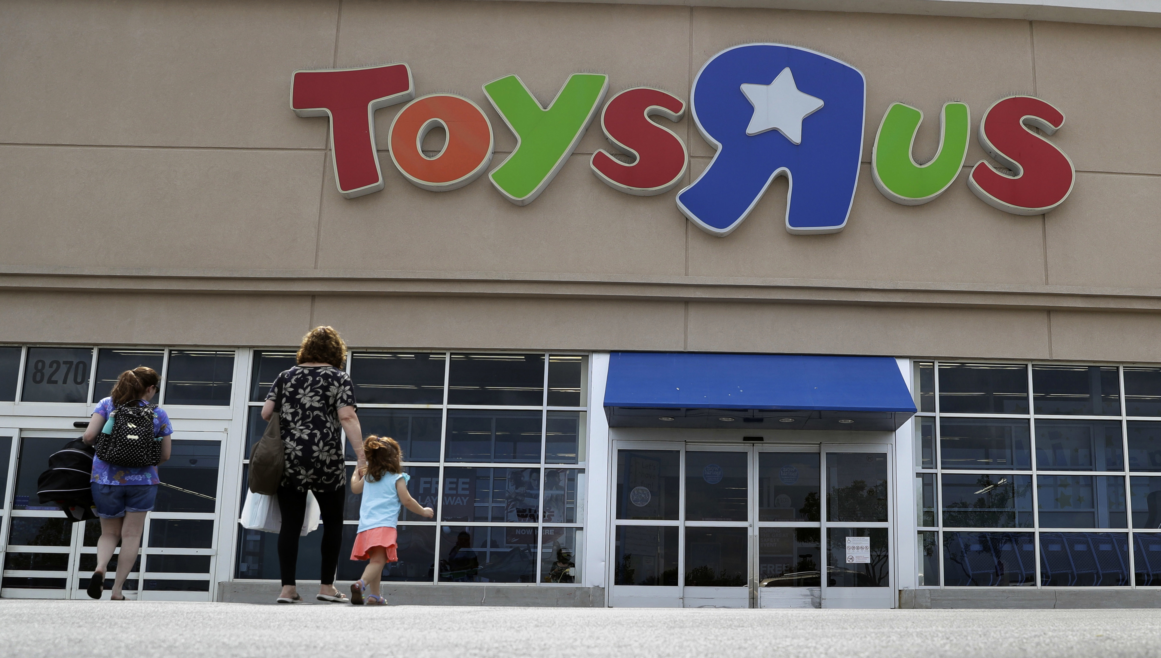 Man pays off dozens of strangers' layaway bills at toy store
