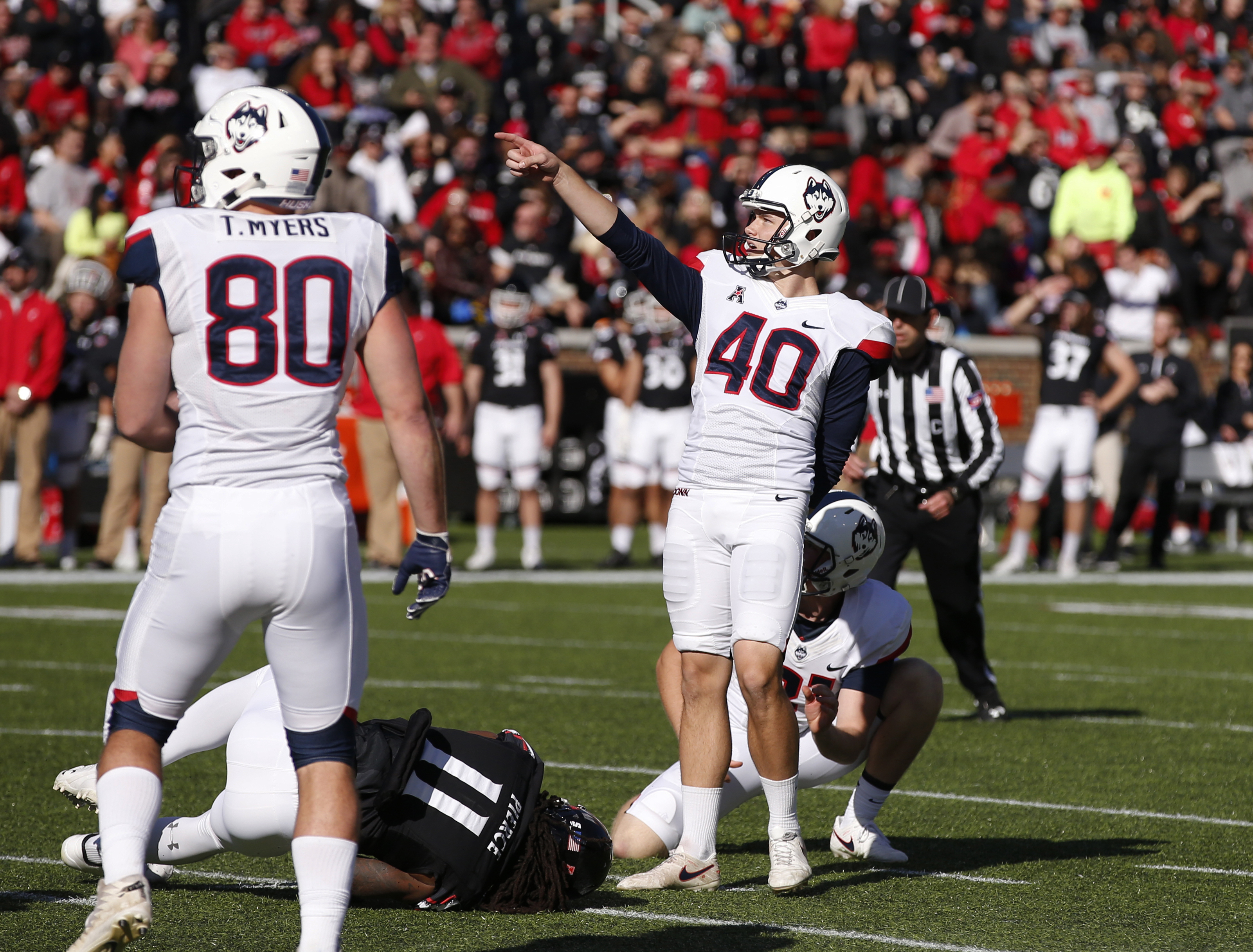 Cincinnati wins 22-21 with UConn misses PAT