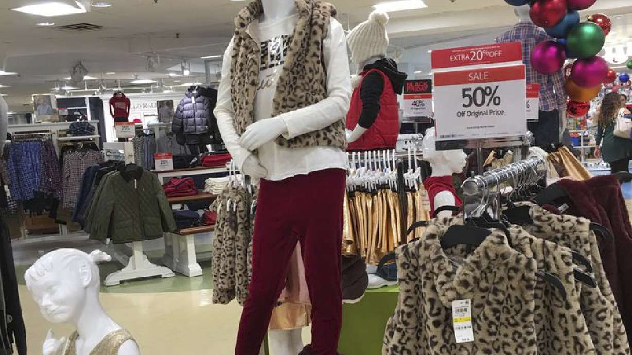 Dry weekend draws shoppers even as online sales boom