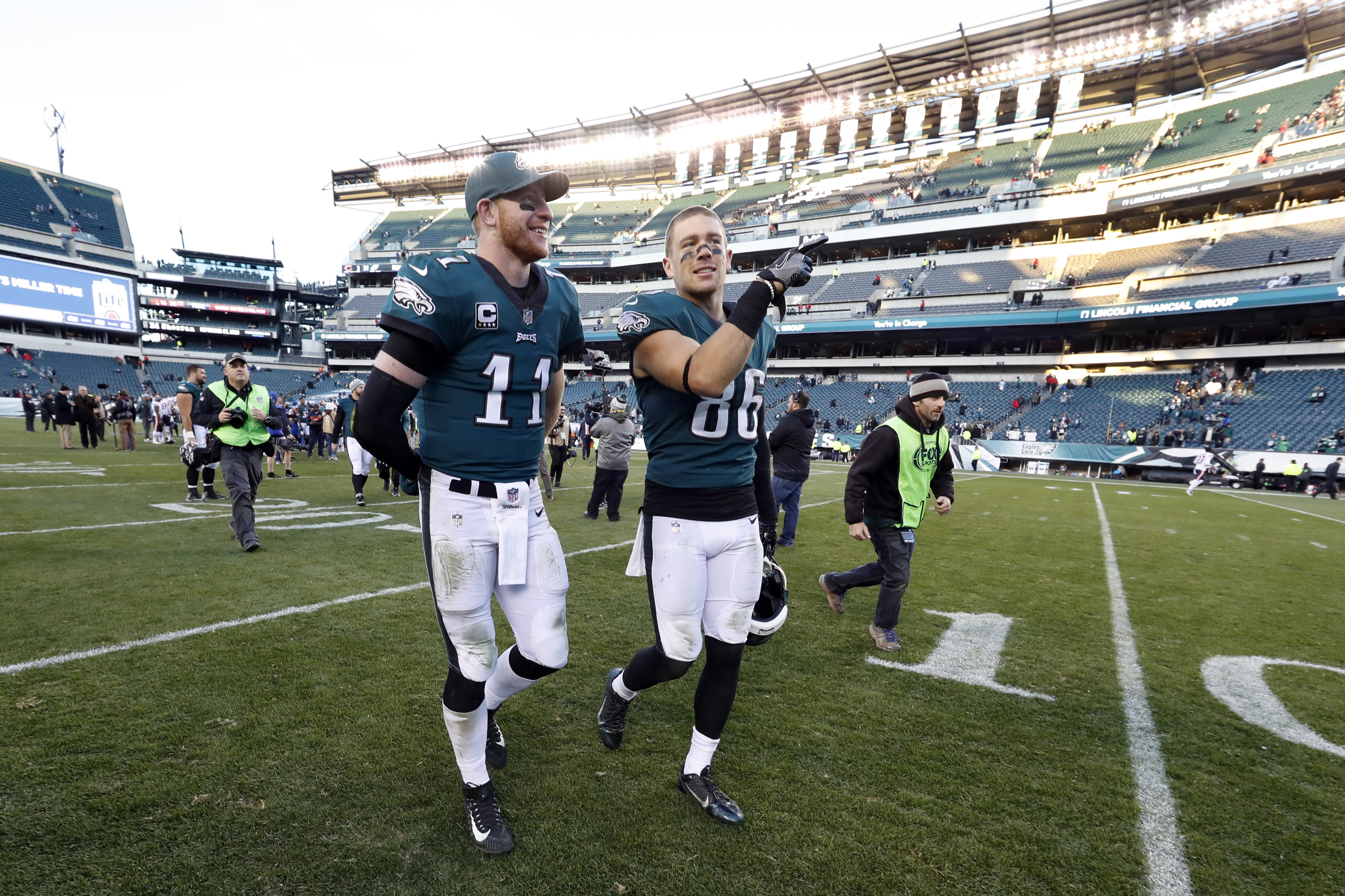 Carson Wentz doing Tom Brady and Aaron Rodgers-like things