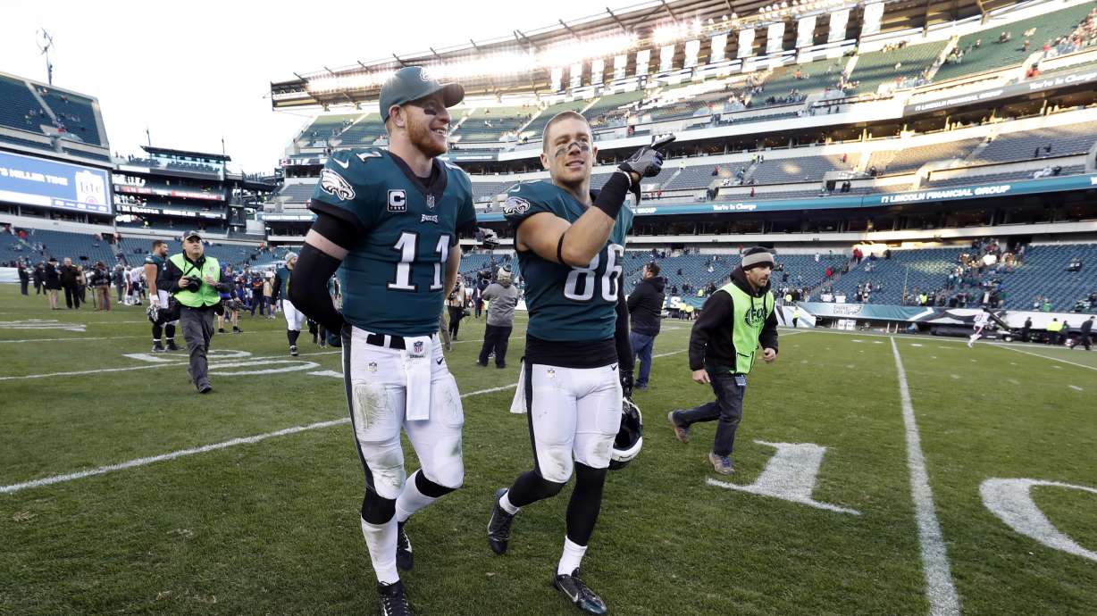 Carson Wentz doing Tom Brady and Aaron Rodgers-like things