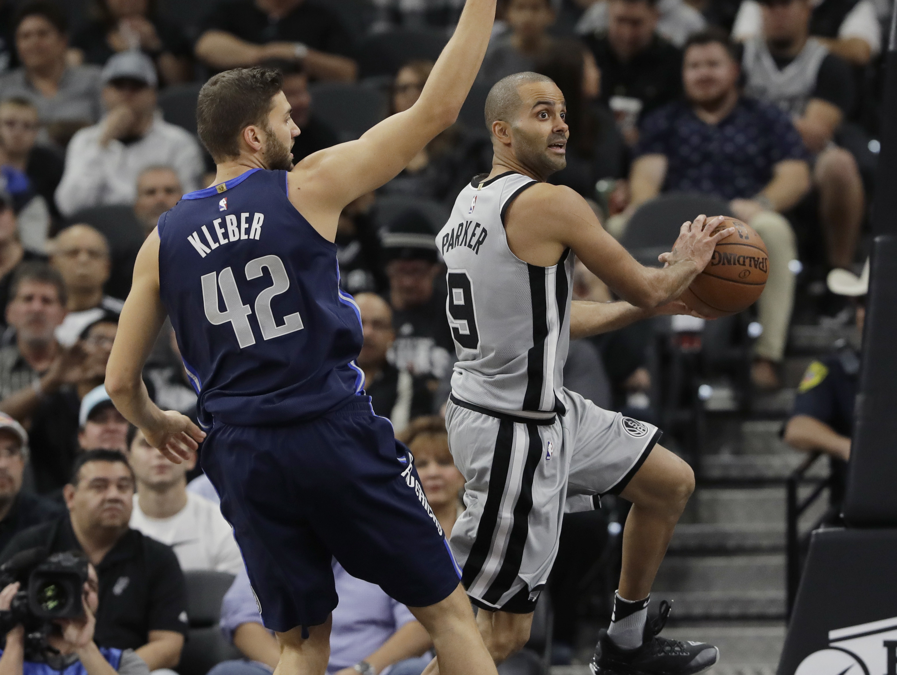 Aldridge fuels Spurs past Mavericks in Parker's return