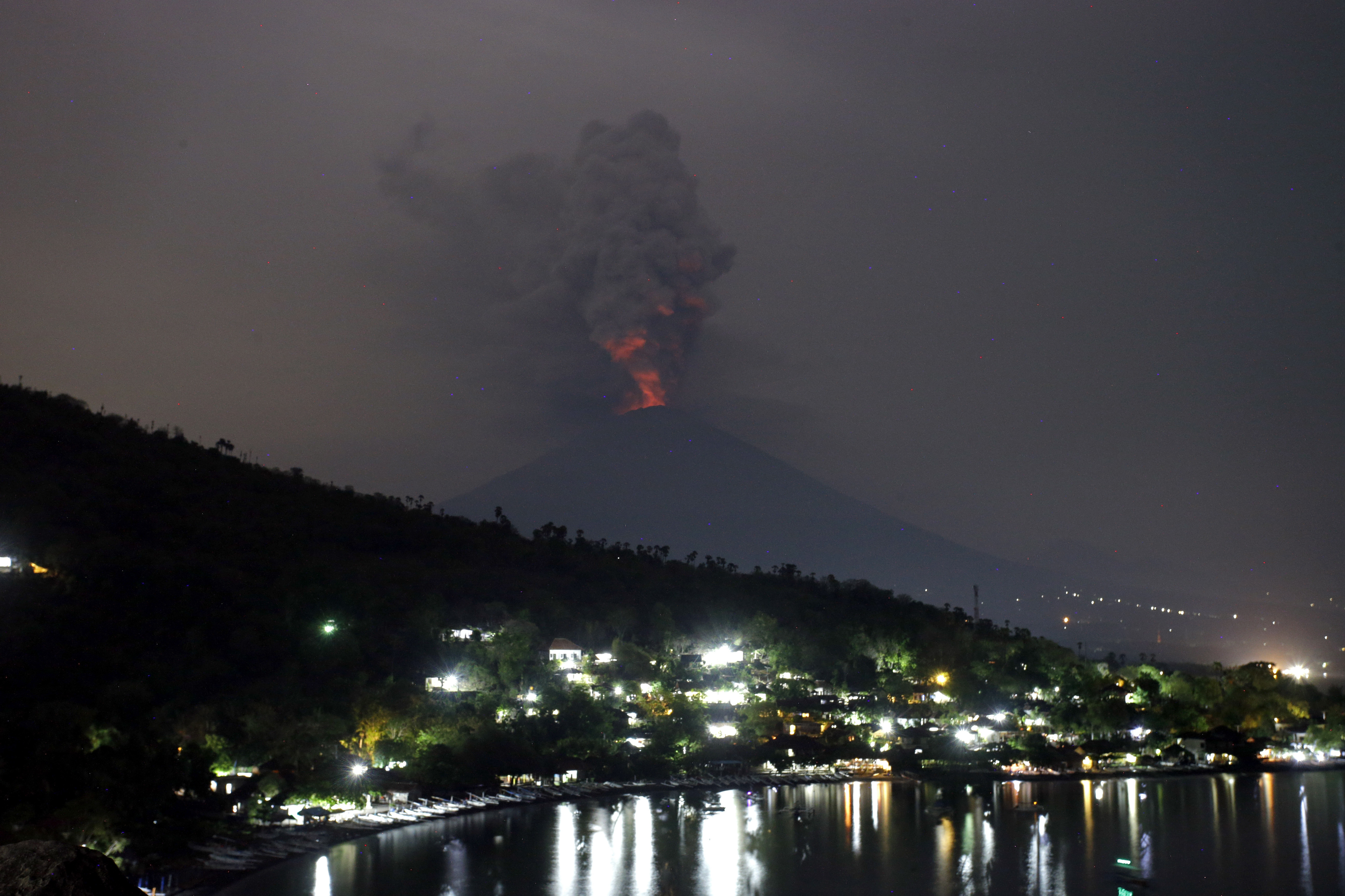 Bali volcano ash drifts 4.7 miles high, airport shut 3rd day