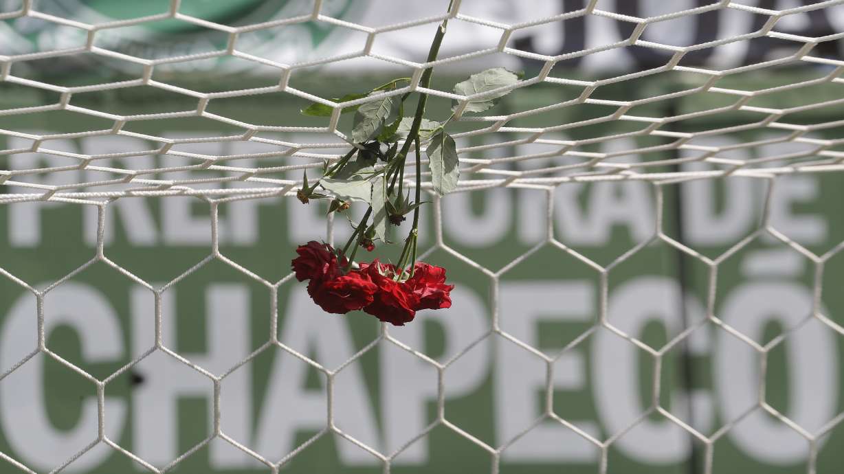 Brazil's Chapecoense pays tribute to crash victims