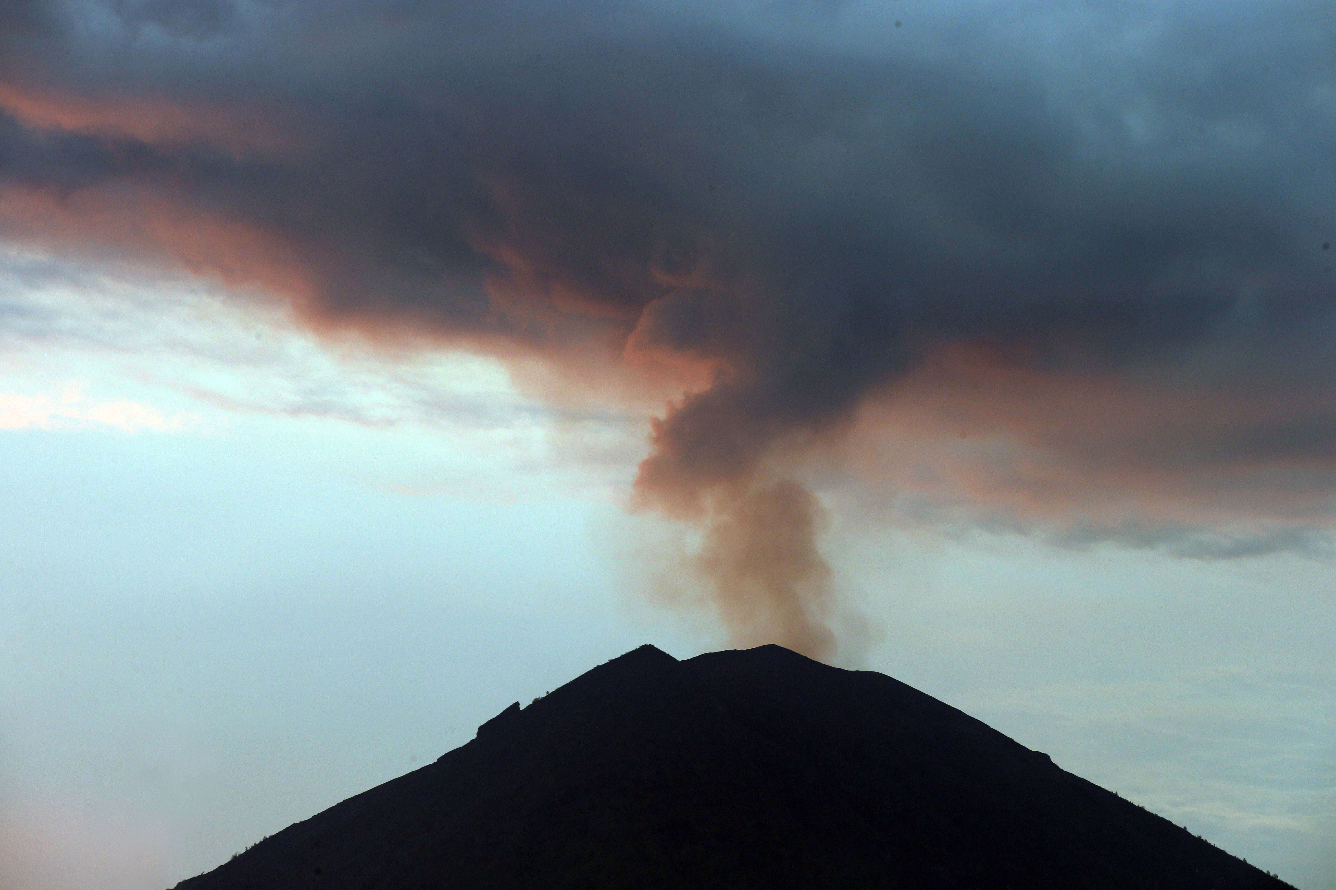 Stranded in Bali tourists lampooned online for complaints