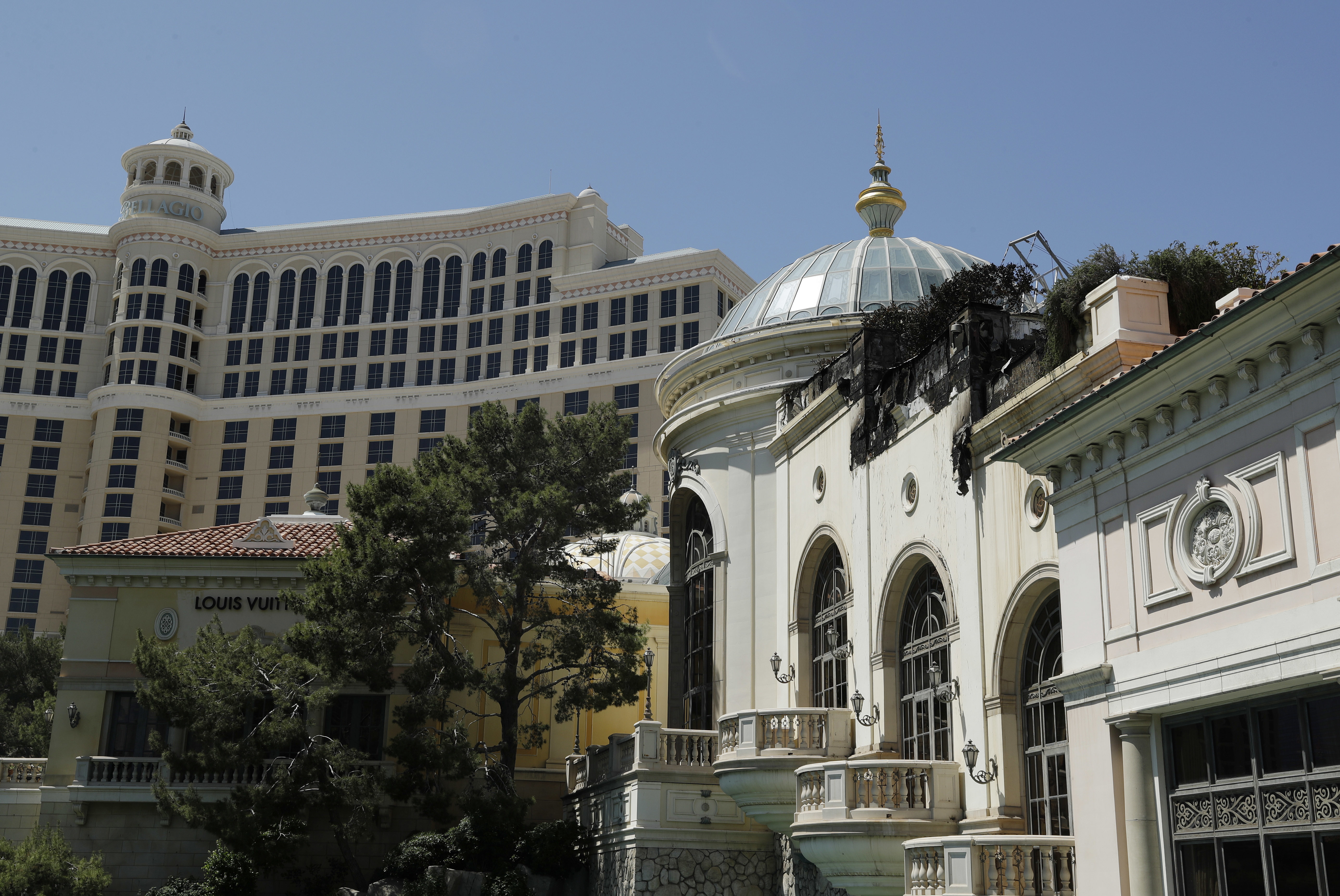 Wig-wearing robber still sought in Vegas Strip casino heist