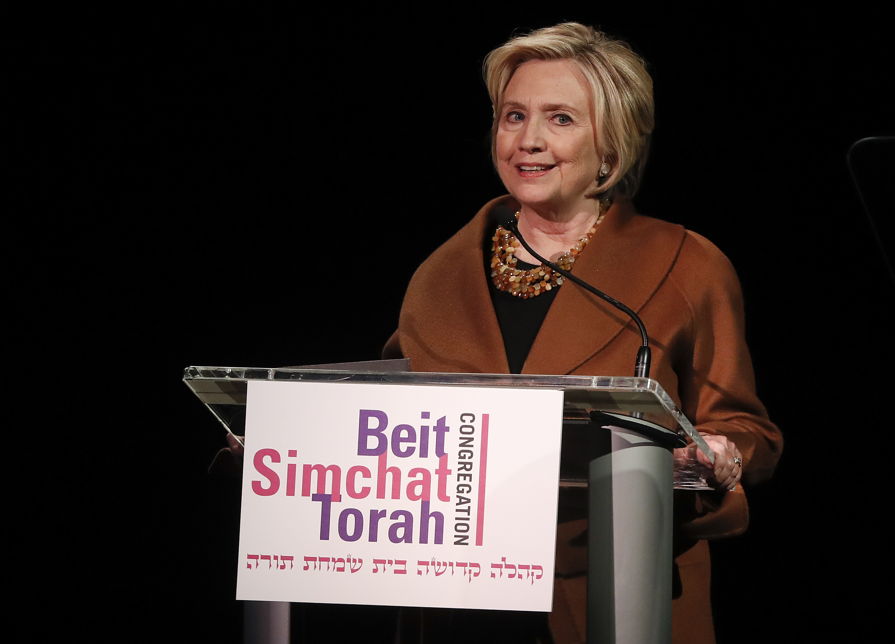 Clinton signs books in New Hampshire, demurs on voter fraud