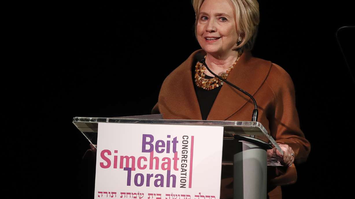 Clinton signs books in New Hampshire, demurs on voter fraud