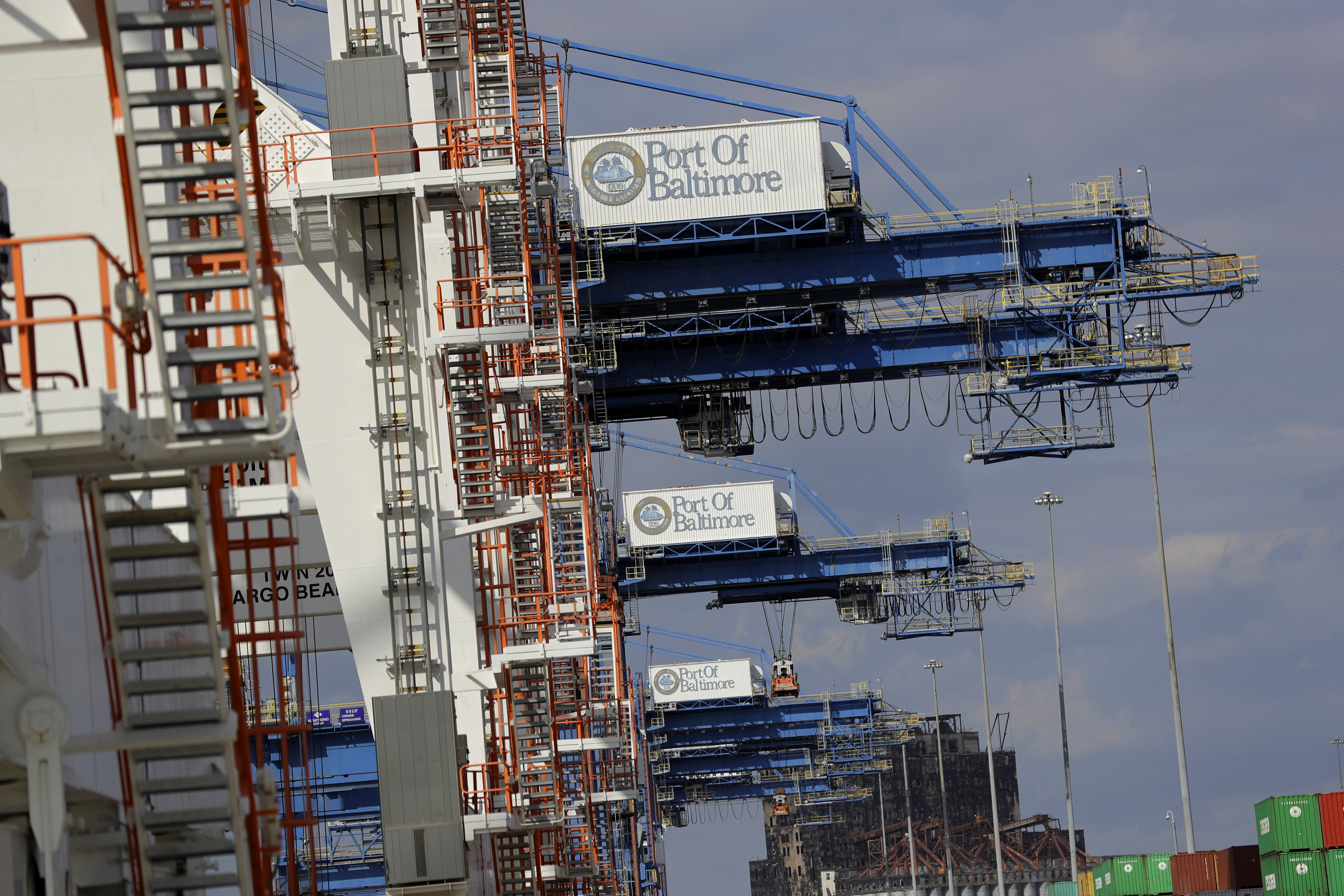 US trade deficit rises to $48.7 billion on record imports