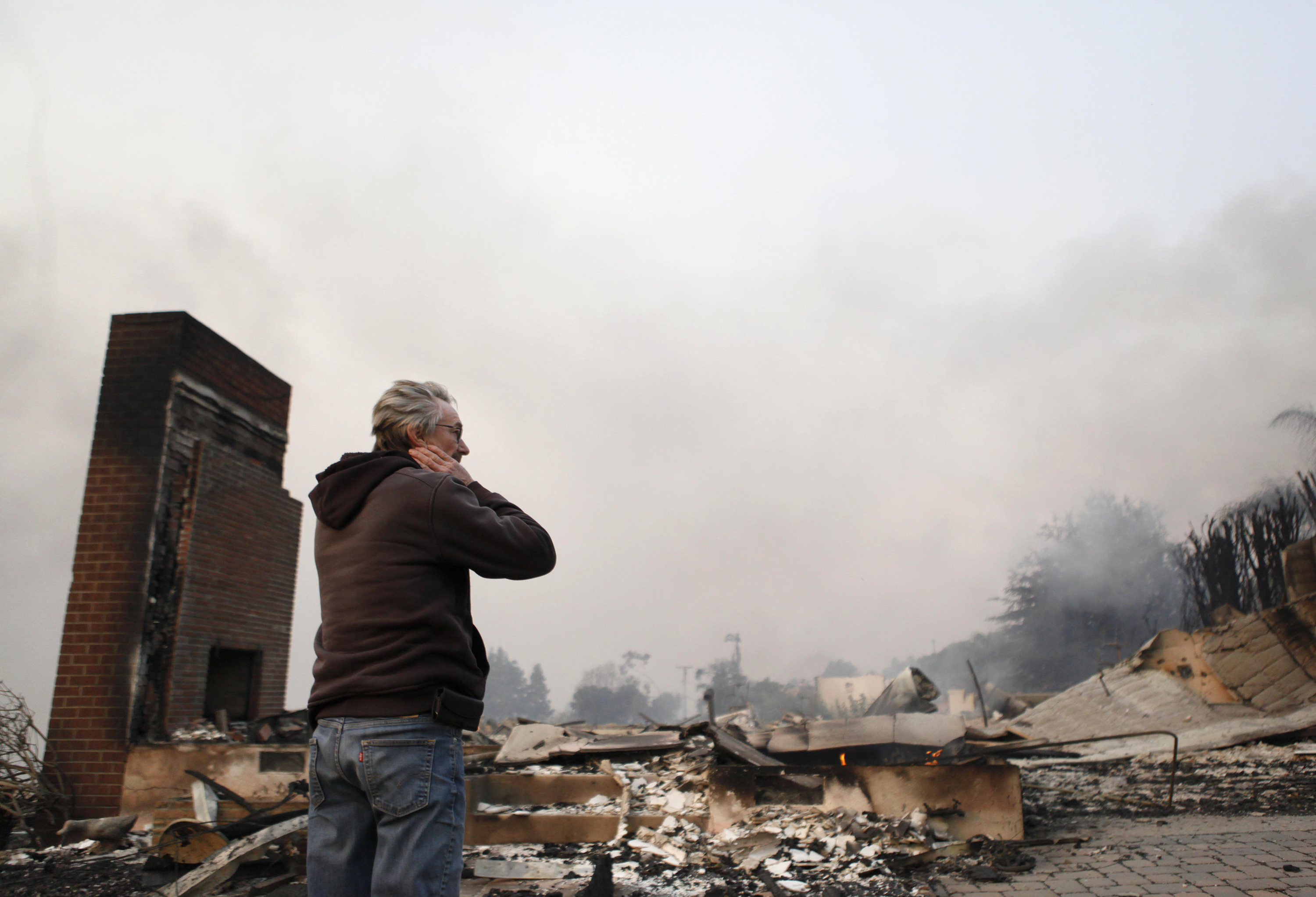 Hundreds flee as flames engulf California beachfront homes