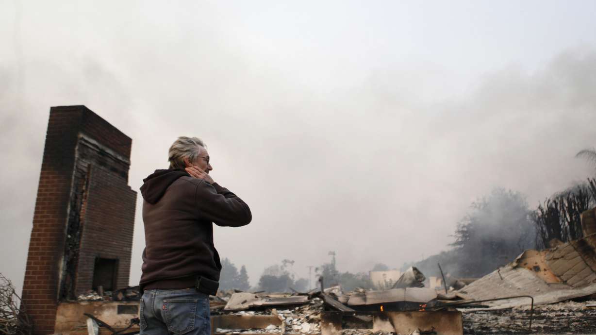 Hundreds flee as flames engulf California beachfront homes