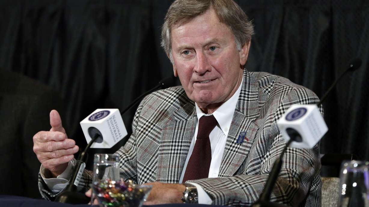 Rivals Manning, Spurrier enter College Hall of Fame together