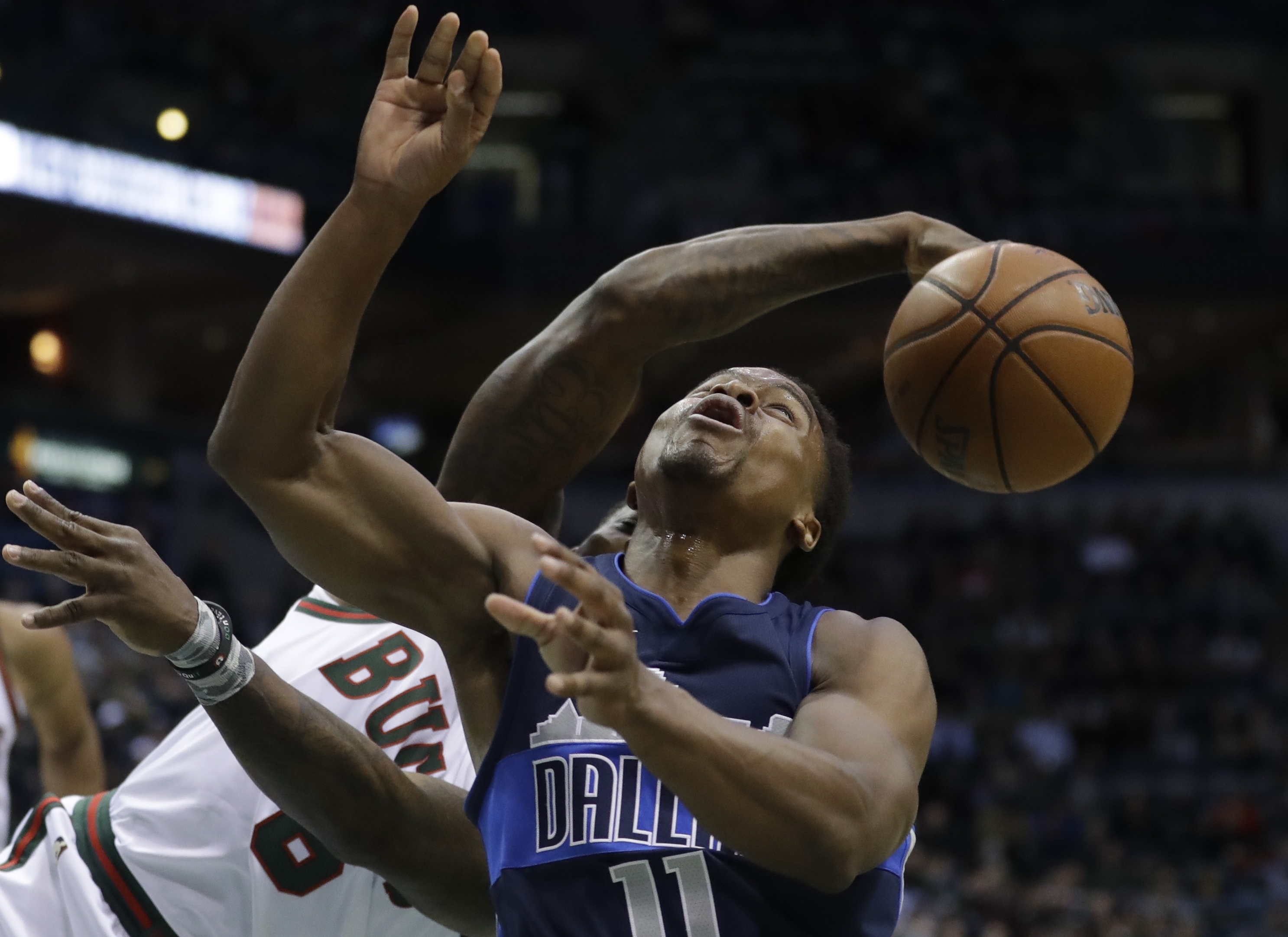 Middleton's clutch shooting lifts Bucks over Mavs 109-102