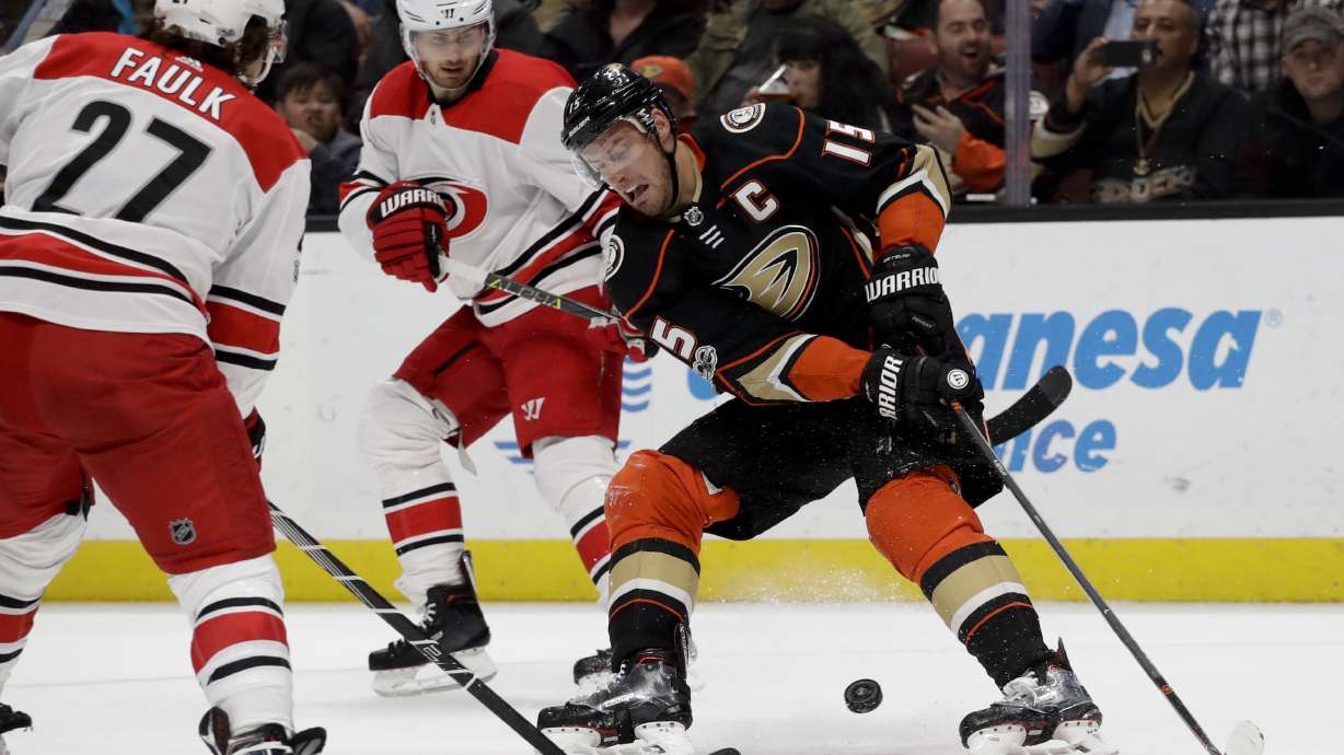 Jakob Silfverberg, Logan Shaw shoot Ducks past Carolina, 3-2