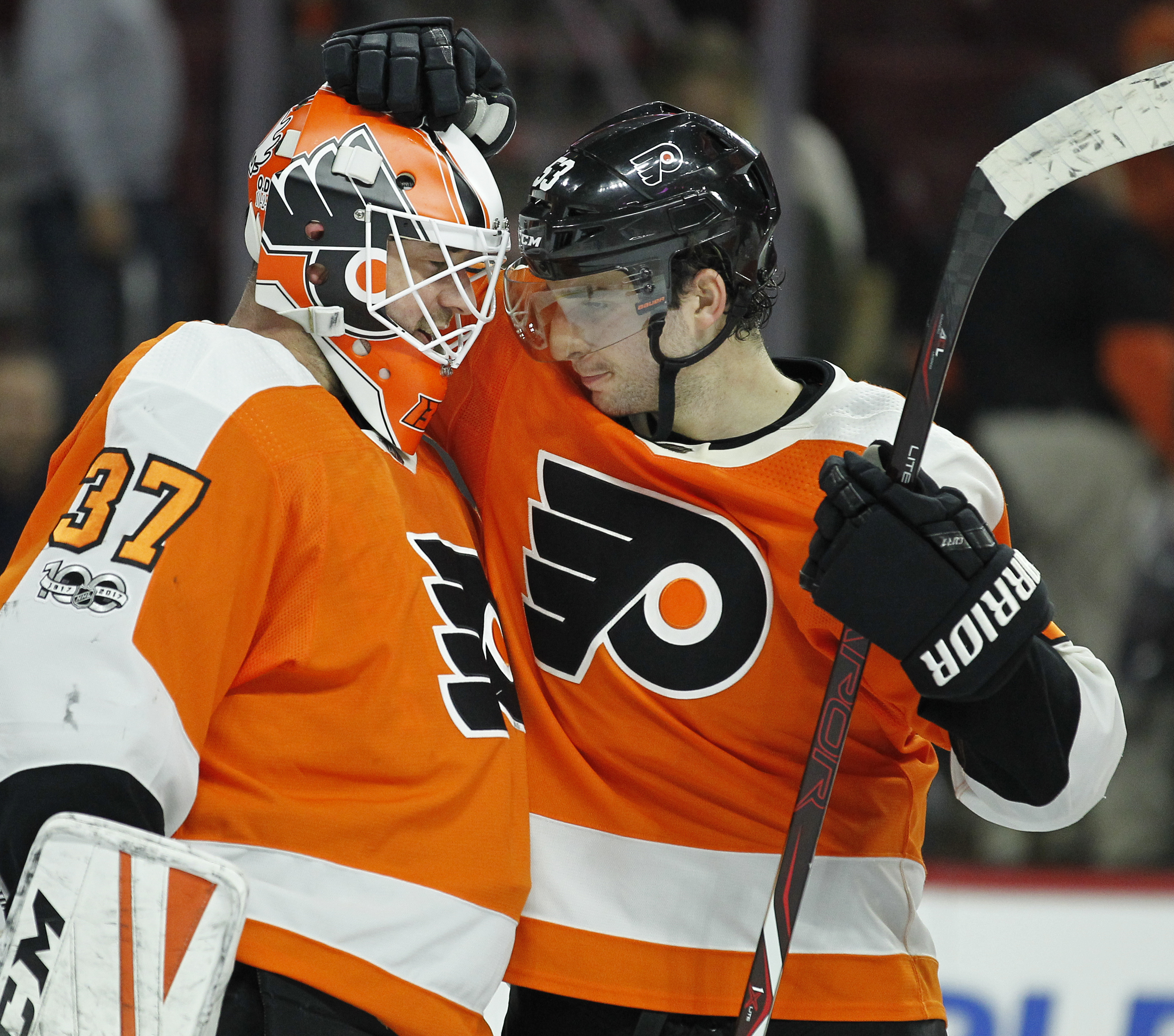 Couturier lifts Flyers over Maple Leafs 4-2 for 4th straight