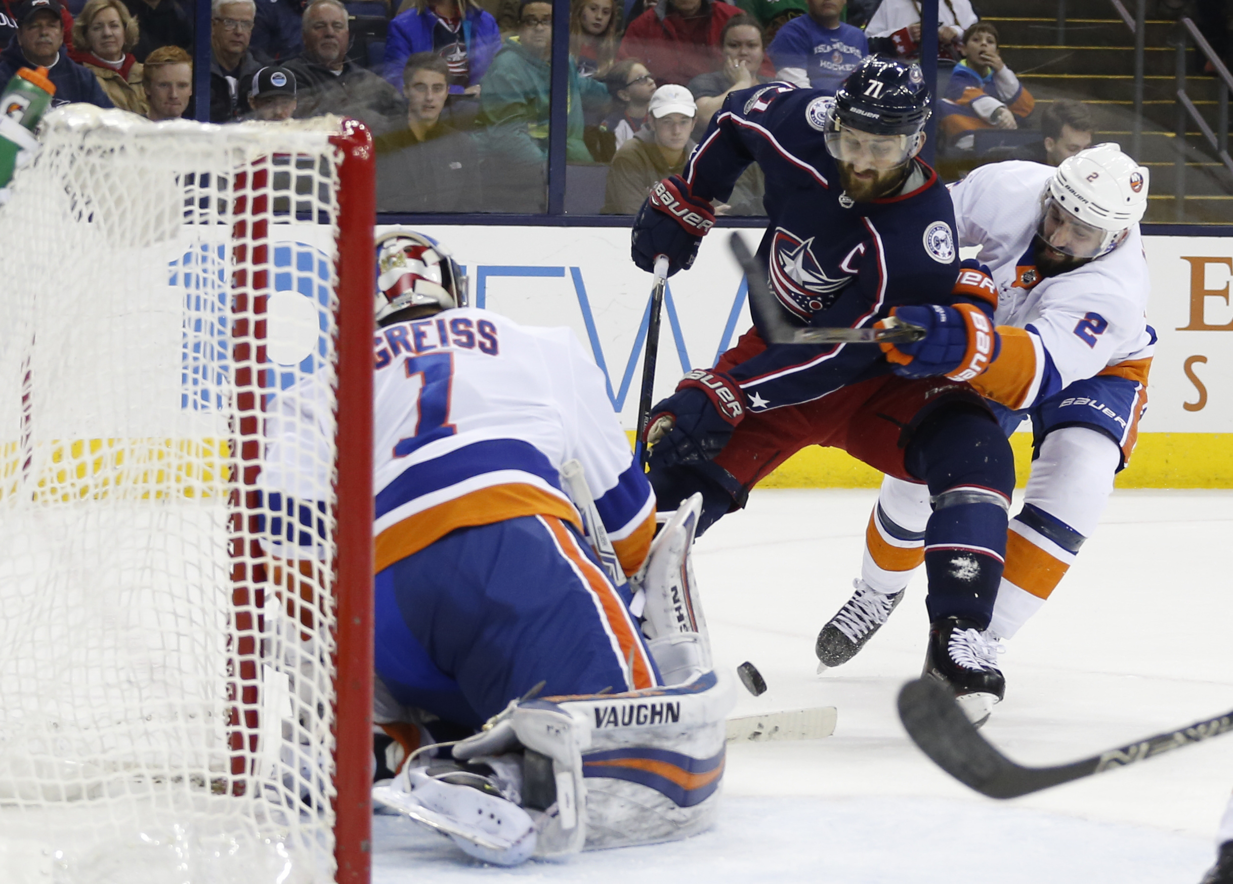 Blue Jackets hold off surge by Islanders to win 6-4