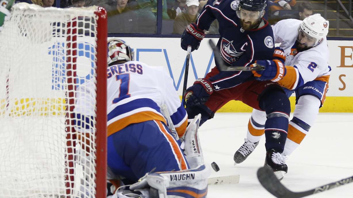 Blue Jackets hold off surge by Islanders to win 6-4