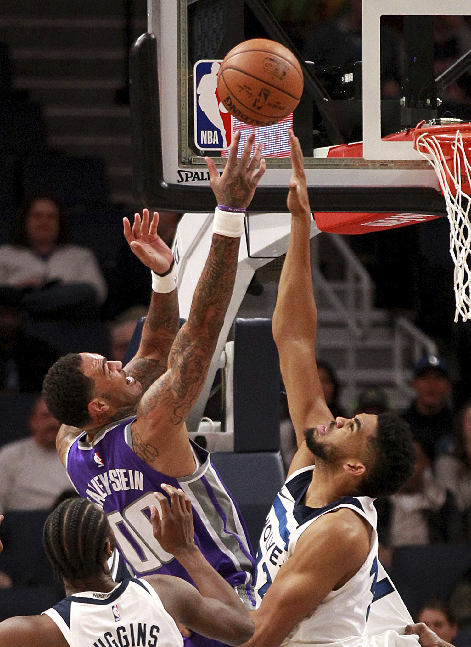 Towns scores 30 as Wolves cruise to 119-96 win over Kings
